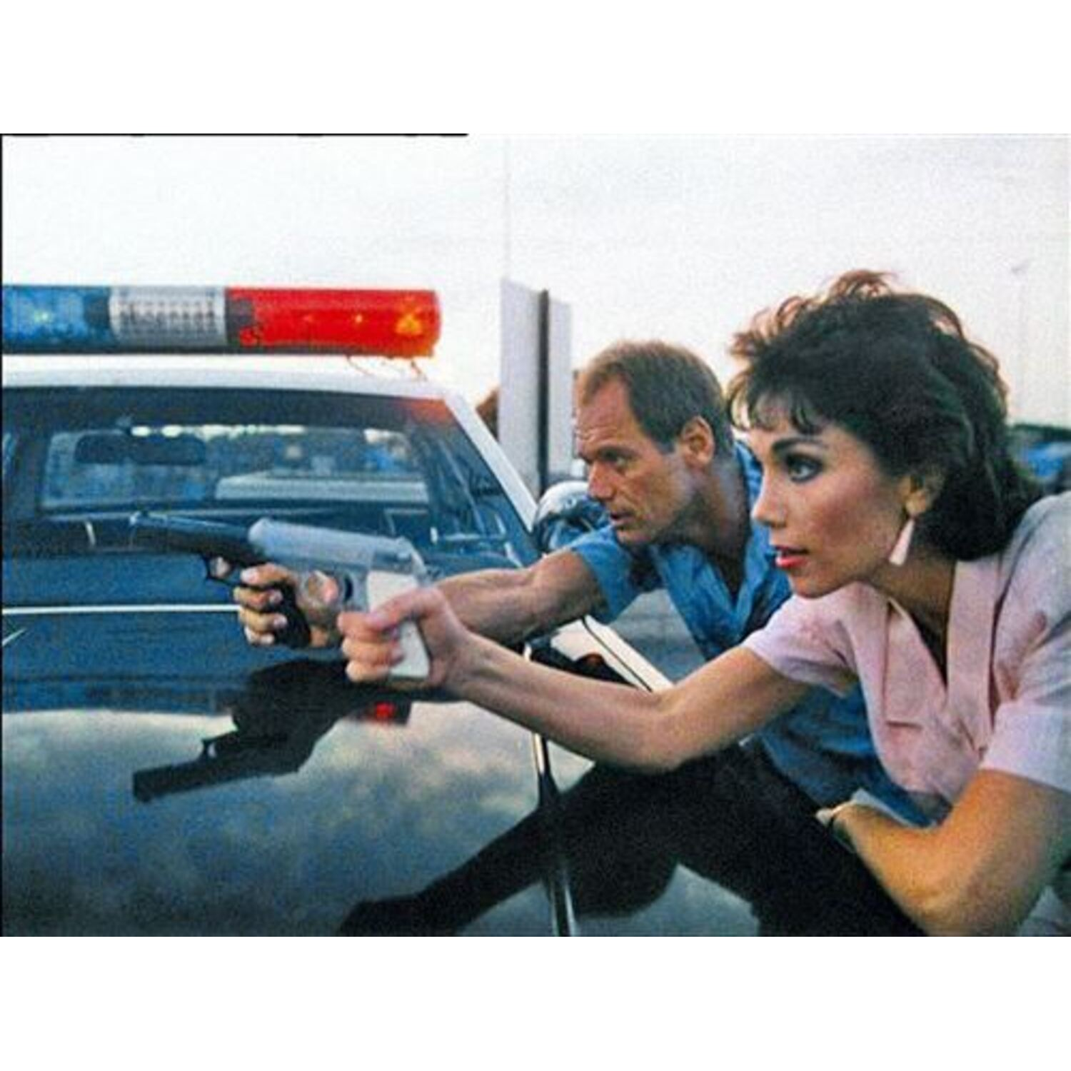 Twee mensen die met geweren richten, naast een politieauto. Retro stijl.