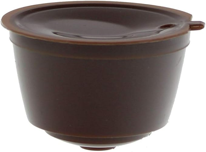 Una cápsula de café marrón, con tapa, aislada sobre un fondo blanco. La cápsula está vacía.