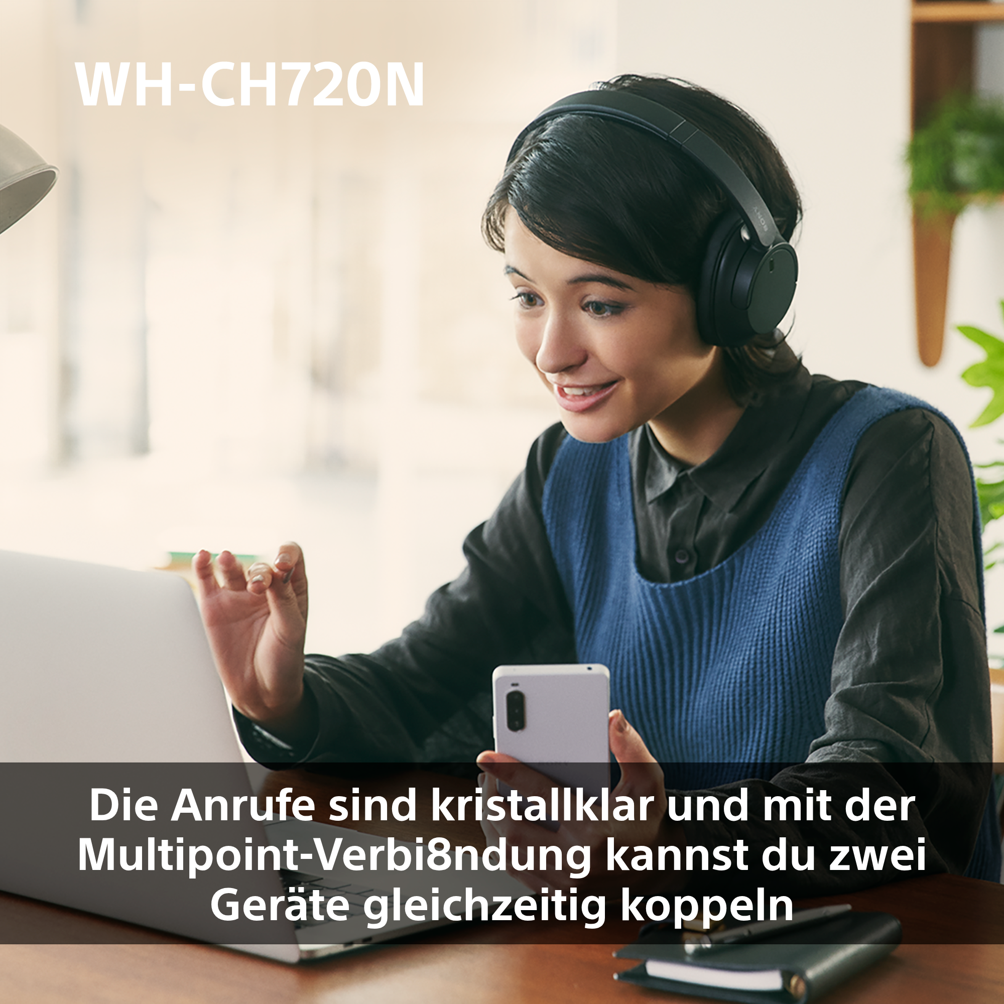 Frau mit schwarzen Kopfhörern, die Laptop und Telefon benutzt. Der Text sagt, Anrufe sind kristallklar.