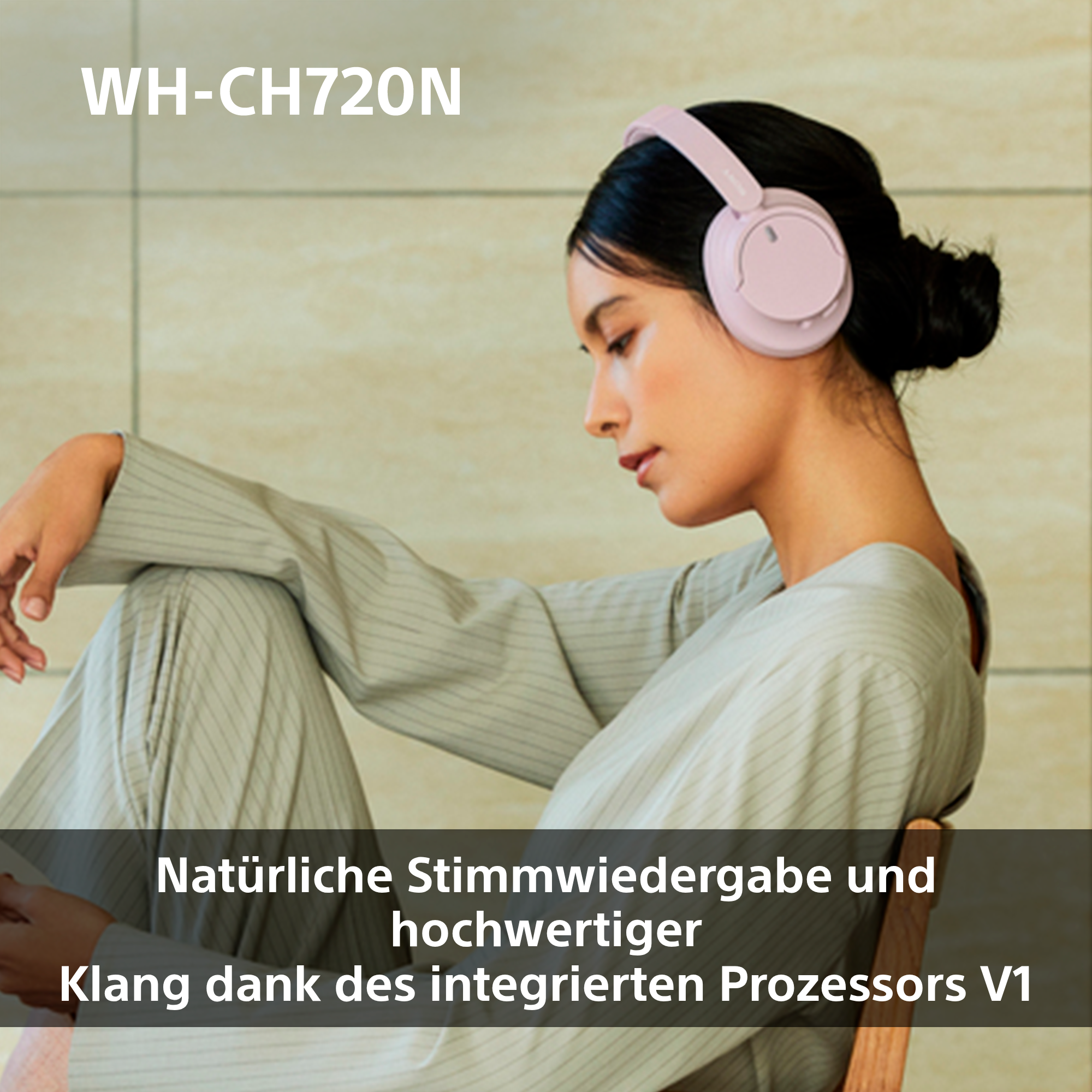 Eine Frau mit schwarzen Haaren, die einen rosa Kopfhörer trägt.