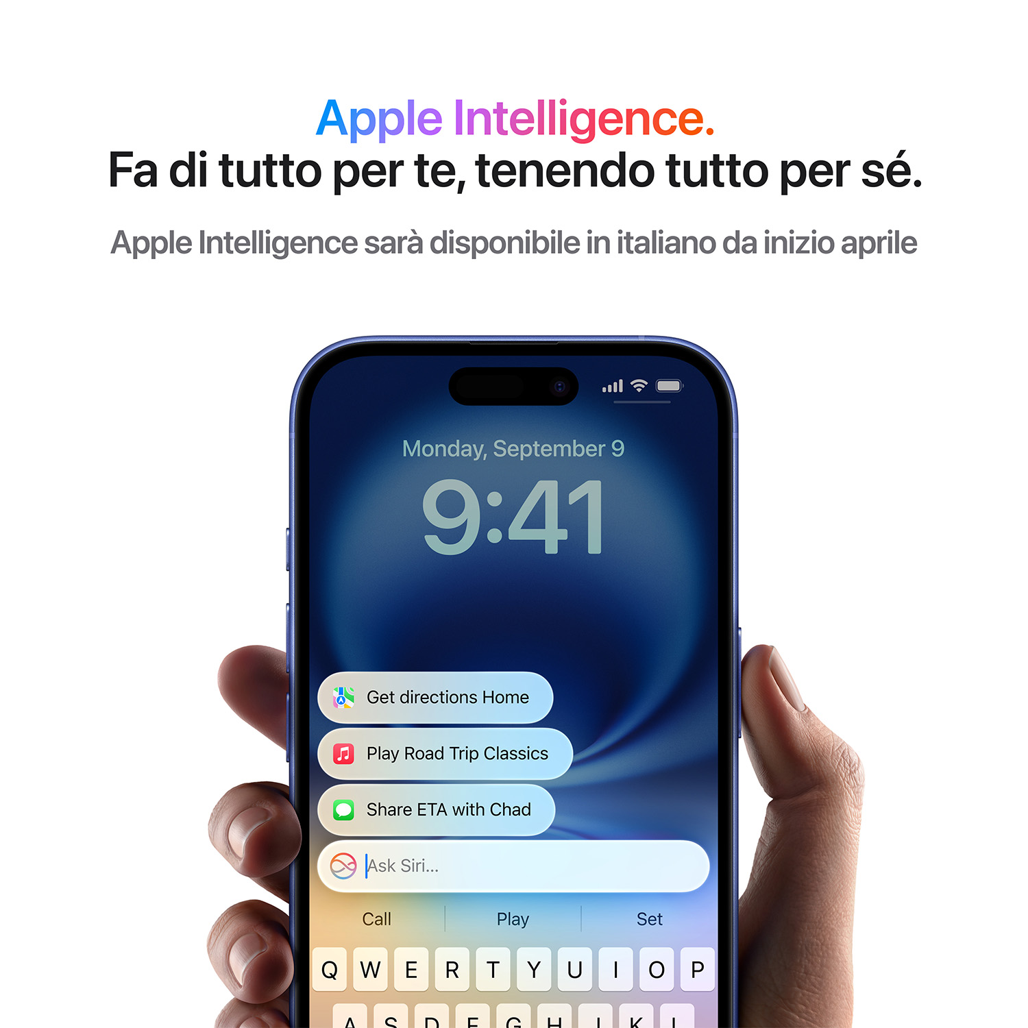iPhone blu che mostra un'interfaccia Siri con testo in italiano.