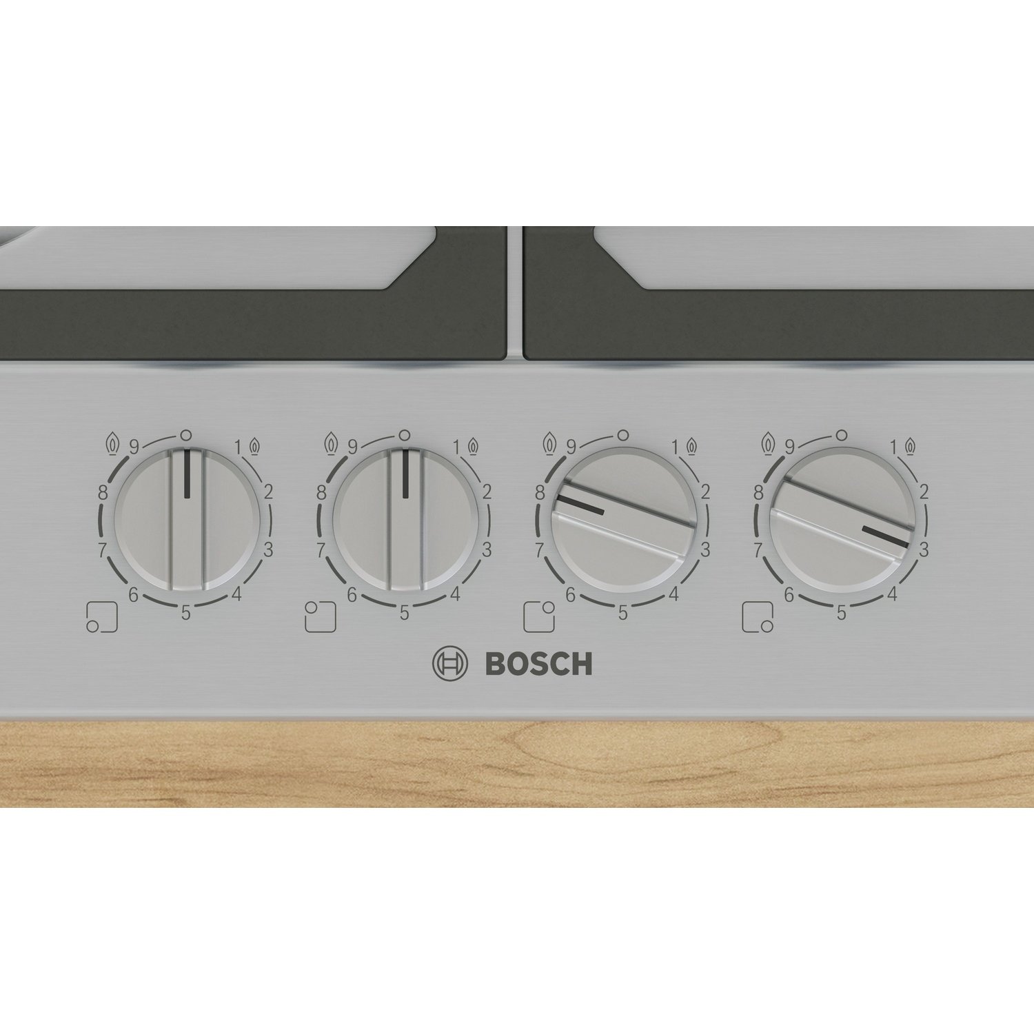 Primo piano del pannello comandi forno argento, manopole e logo 'BOSCH'.