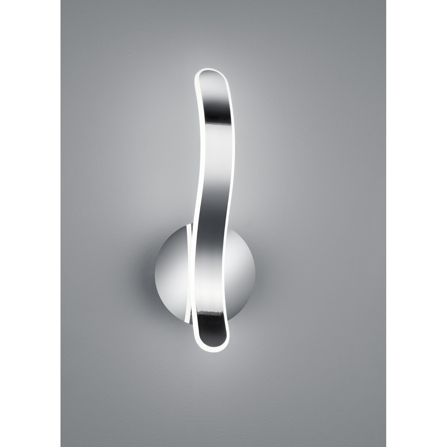 Lampada da parete moderna, con un design curvo cromato su un muro grigio.