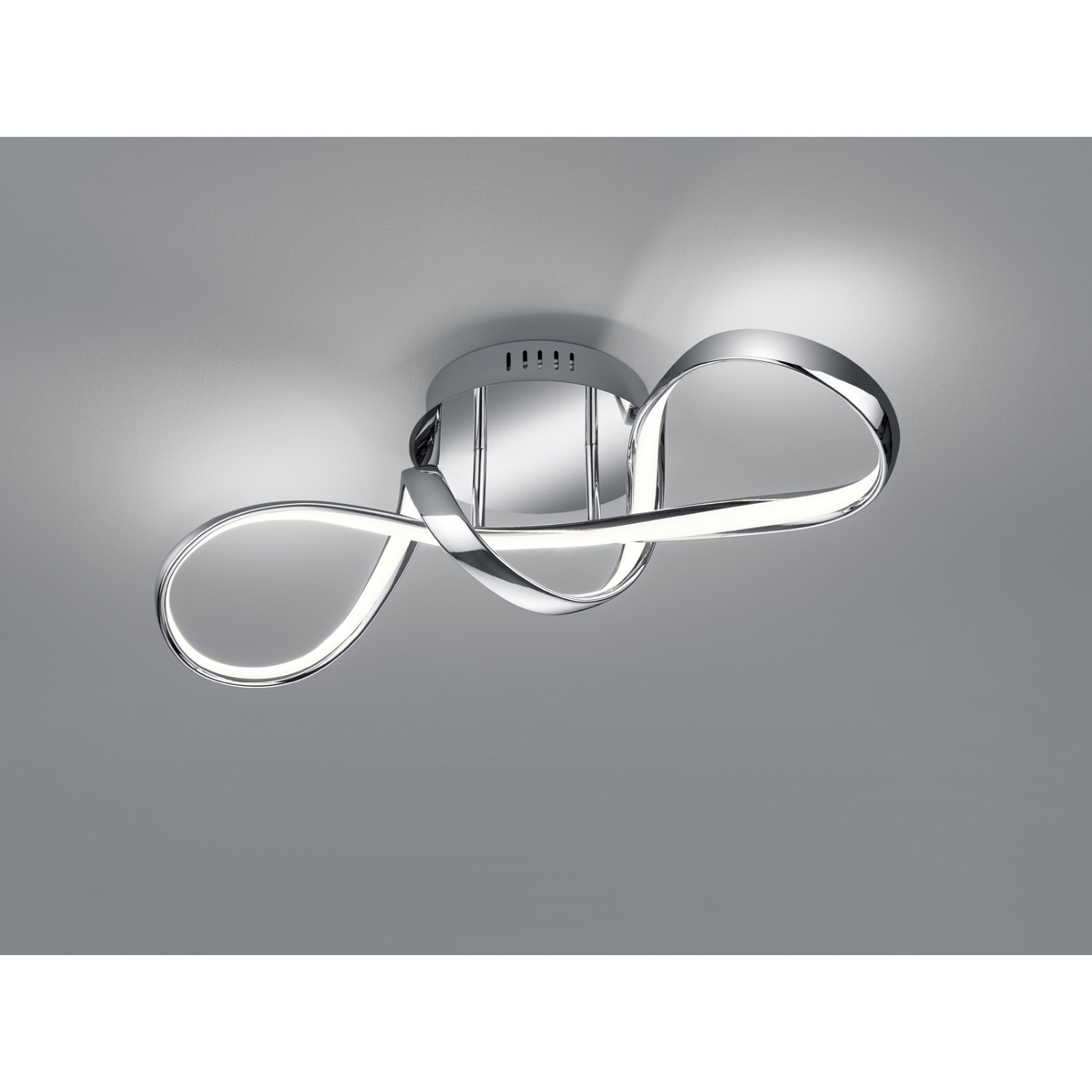 Un moderno apparecchio di illuminazione a soffitto cromato con un design a spirale, a nastro e luci a LED.