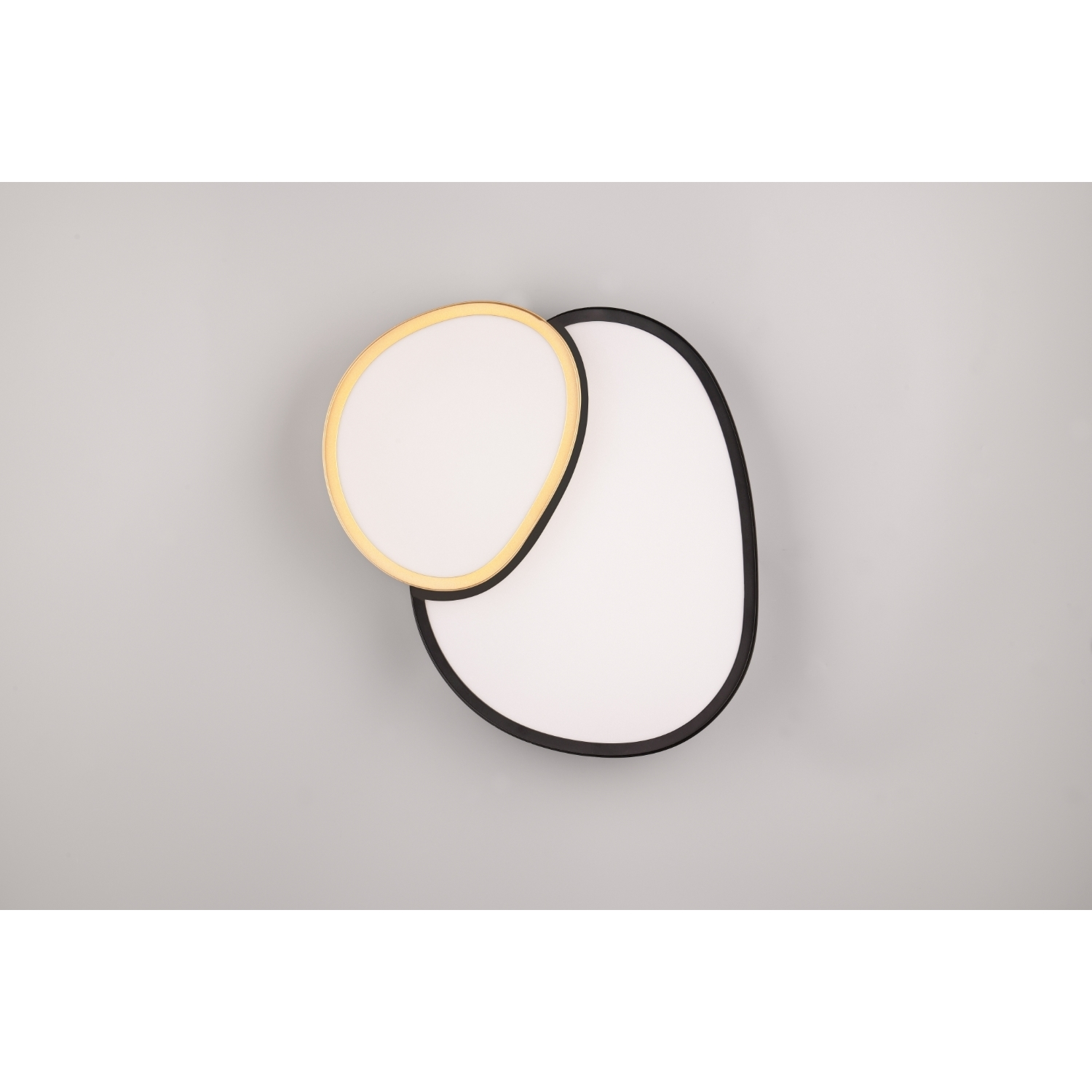 Lampada da soffitto astratta con due forme sovrapposte in bianco, nero e oro su sfondo grigio.
