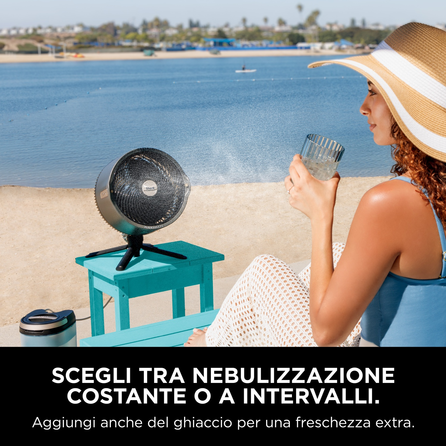 Donna in spiaggia con un ventilatore. Testo: Scegli tra nebulizzazione costante o a intervalli.