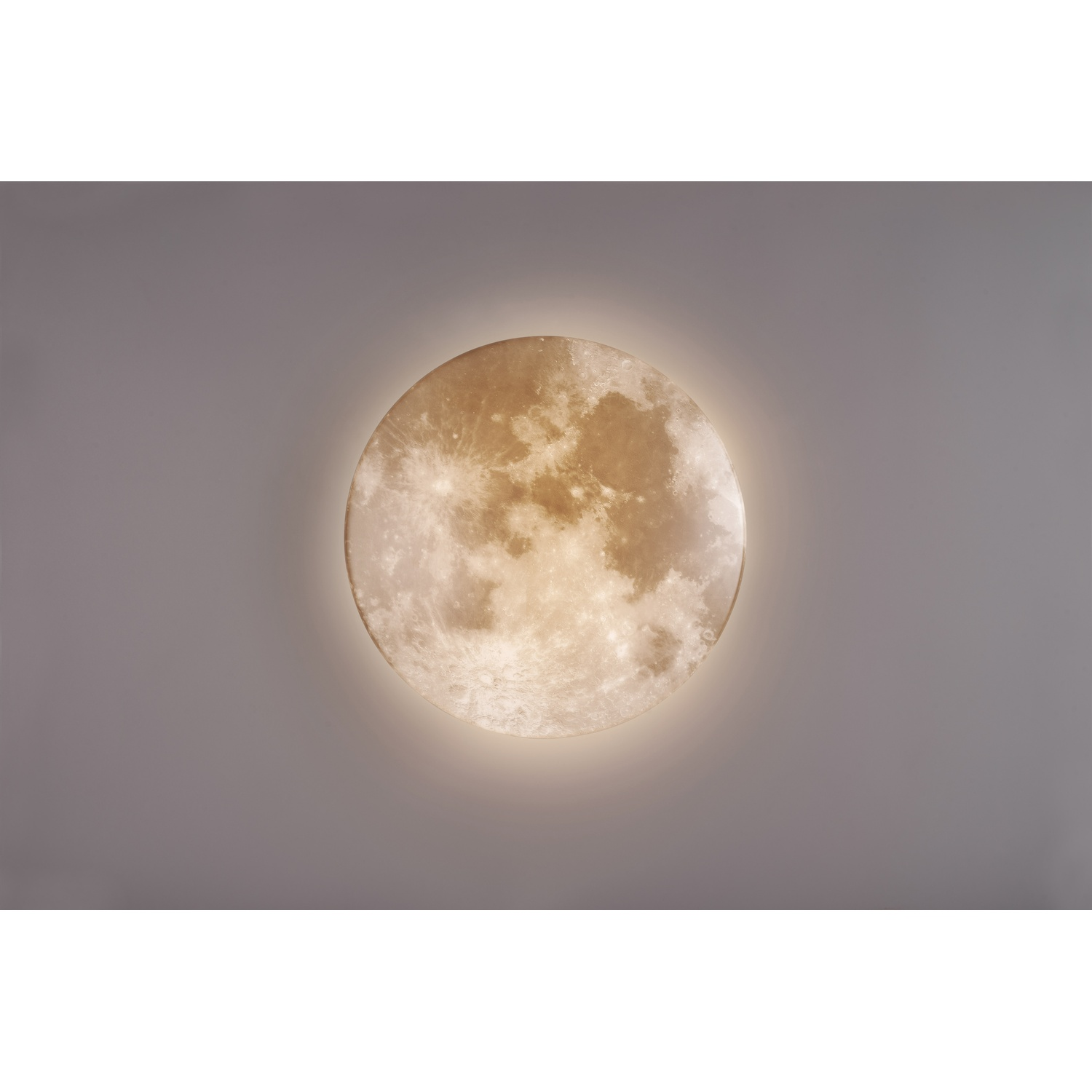 Apparecchio di illuminazione rotondo a forma di luna illuminata su un muro grigio.