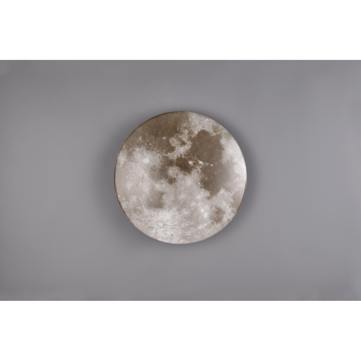 Un elemento decorativo circolare a forma di luna su sfondo grigio, che imita la superficie lunare.