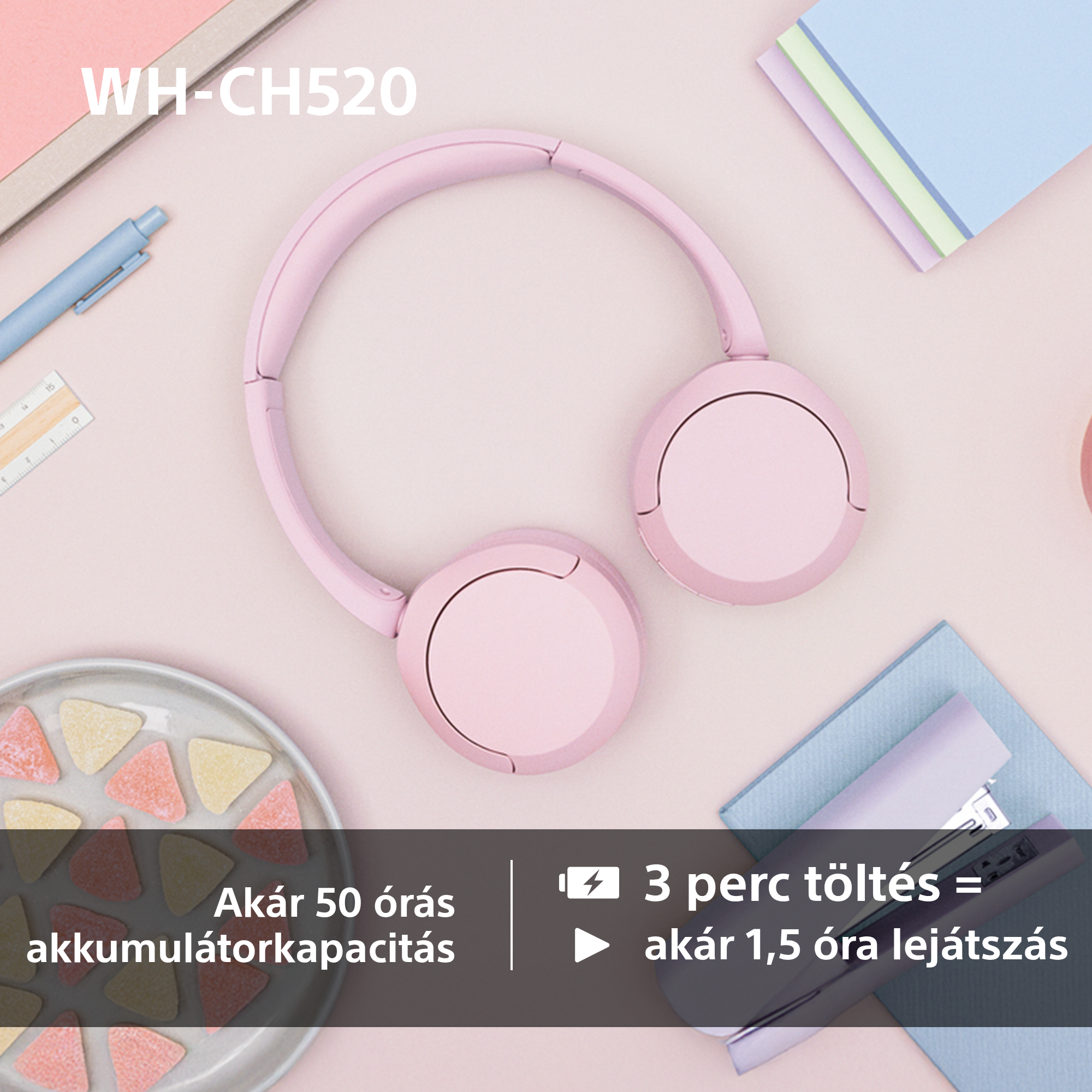 Egy rózsaszín Sony WH-CH520 fejhallgató kiegészítőkkel, szöveg az akkumulátor élettartamáról.