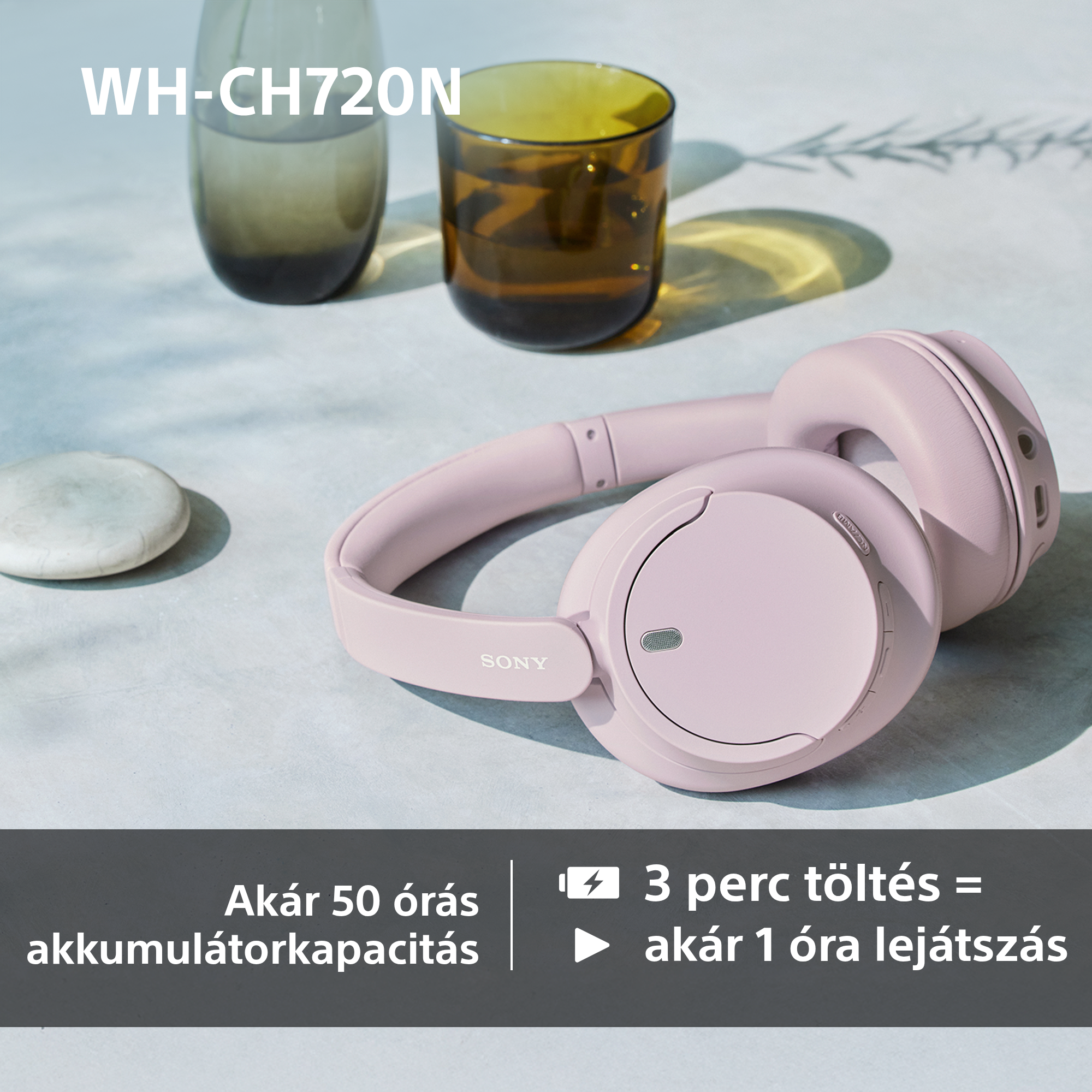 Rózsaszín Sony fejhallgató. A szöveg szerint: 'Akár 50 óra akkumulátor-üzemidő' és '3 perc töltés = akár 1 óra lejátszás'.