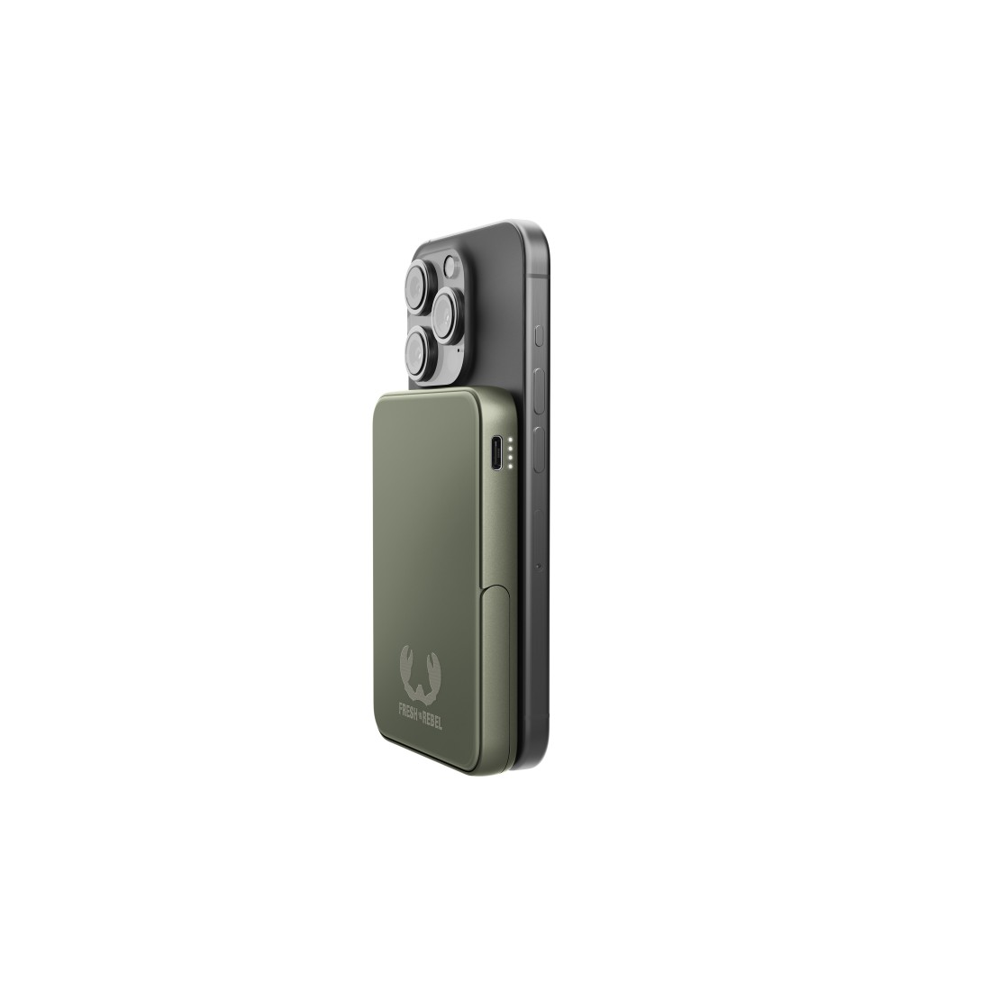 Eine grüne Powerbank an einem schwarzen Telefon befestigt. Die Powerbank hat ein Logo.