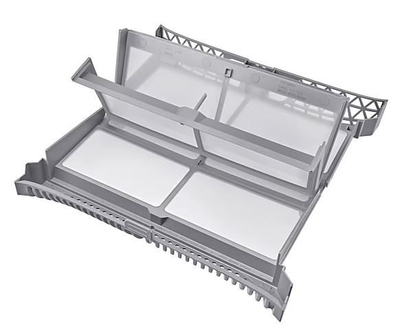 Filtr kłaczków z suszarki, otwarty. Szary plastik, biała siatka. Izolowany na białym tle.