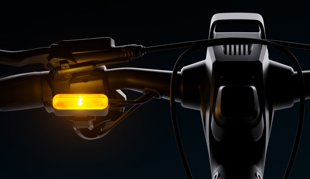 Nahaufnahme eines E-Scooter-Lenkers mit orangefarbenem Blinklicht.