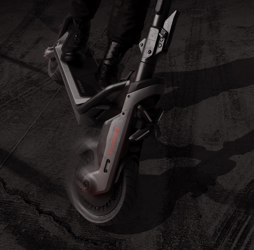 Eine Person fährt einen Segway-Elektroroller. Das Vorderrad dreht sich und zeigt Bewegungsunschärfe.