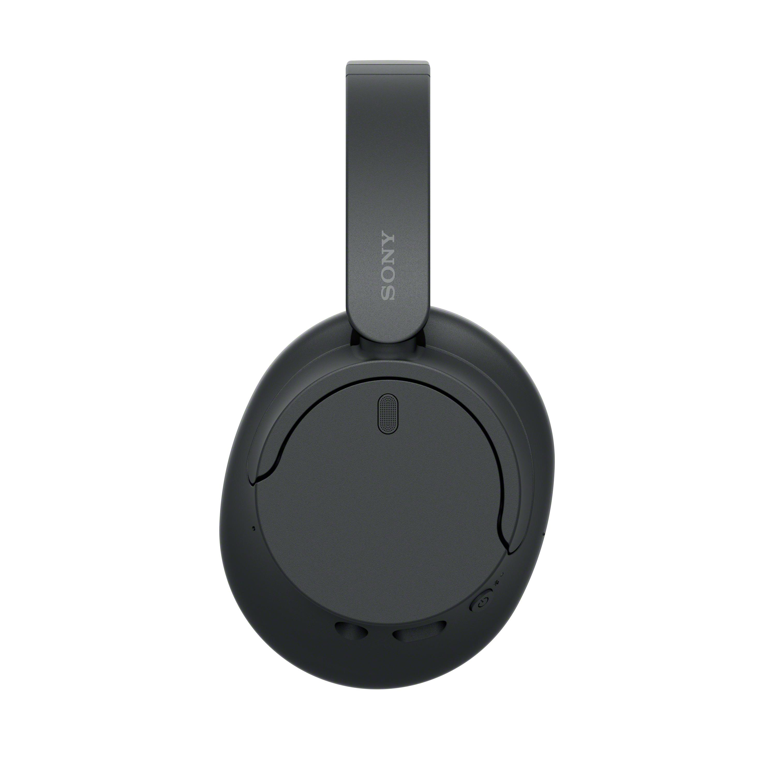 Schwarze Over-Ear-Kopfhörer mit 'SONY' auf dem Bügel. Die Kopfhörer werden von unten betrachtet.
