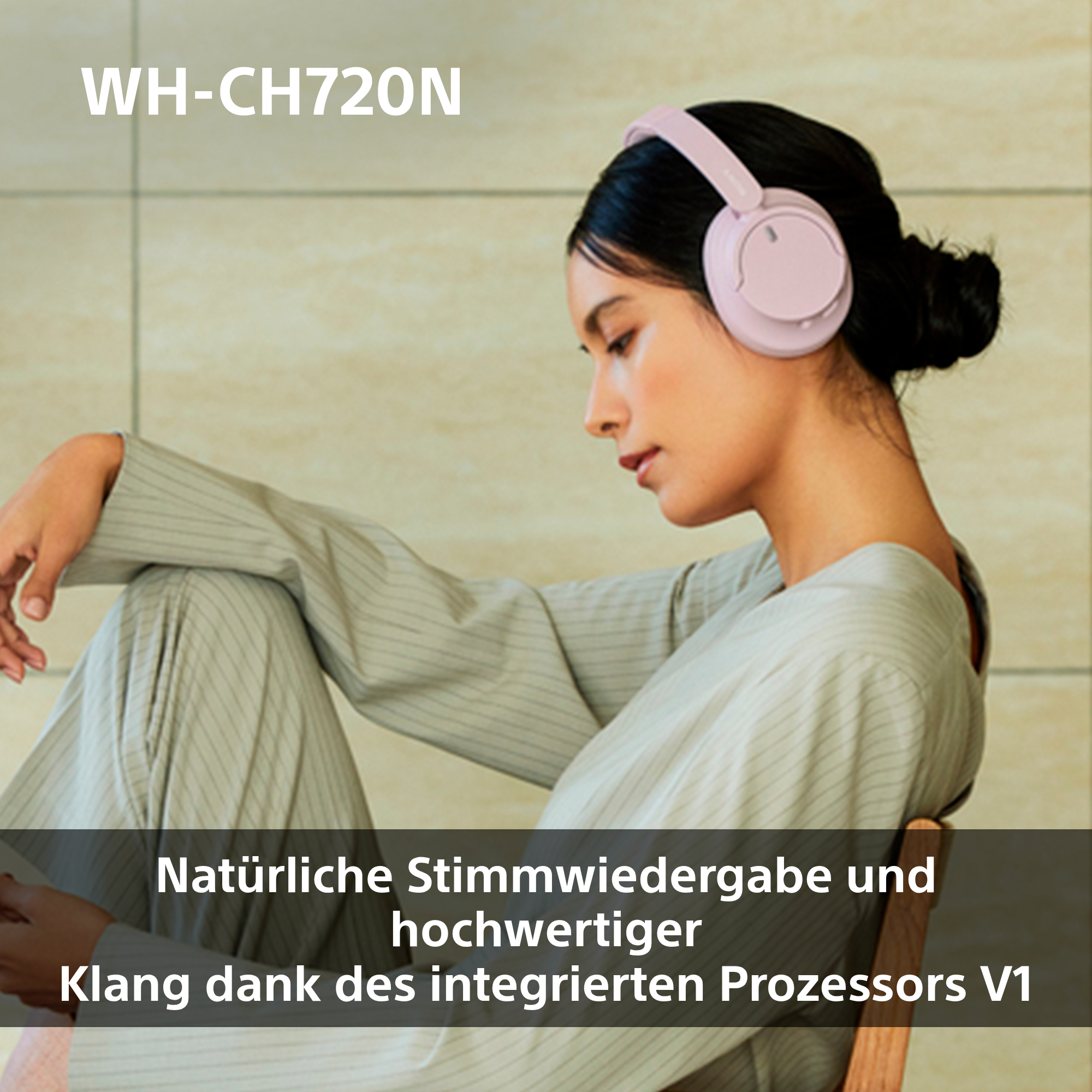 Frau mit rosa Kopfhörern, Text über Klangqualität links oben.