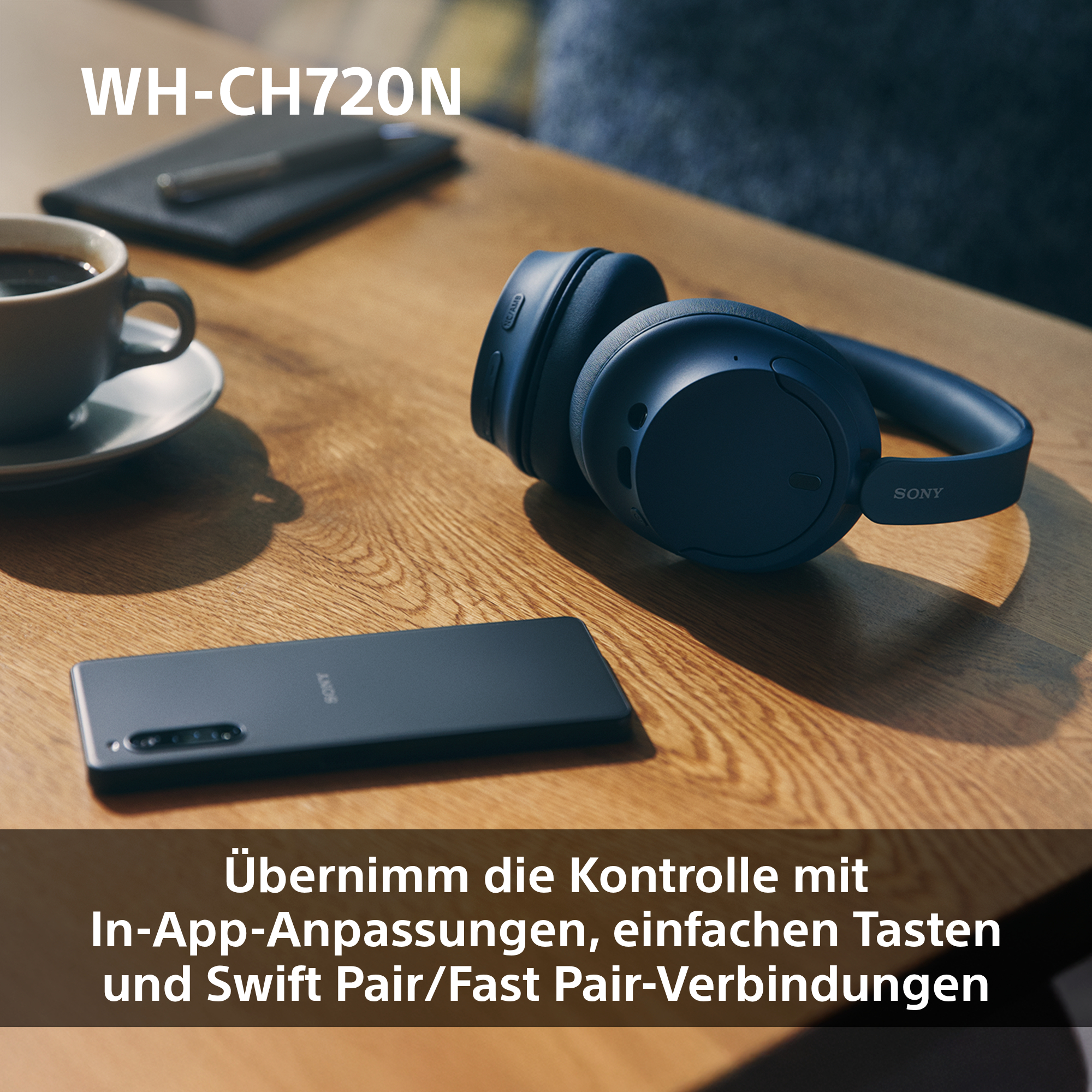 Blaue Kopfhörer und ein Telefon auf einem Holztisch. Text lautet 'WH-CH720N' und beschreibt die App-Steuerung.