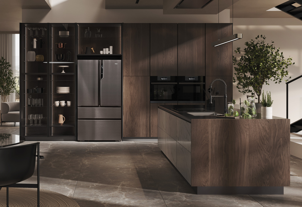 Cocina moderna con gabinetes de madera oscura, electrodomésticos de acero inoxidable y suelo de mármol.