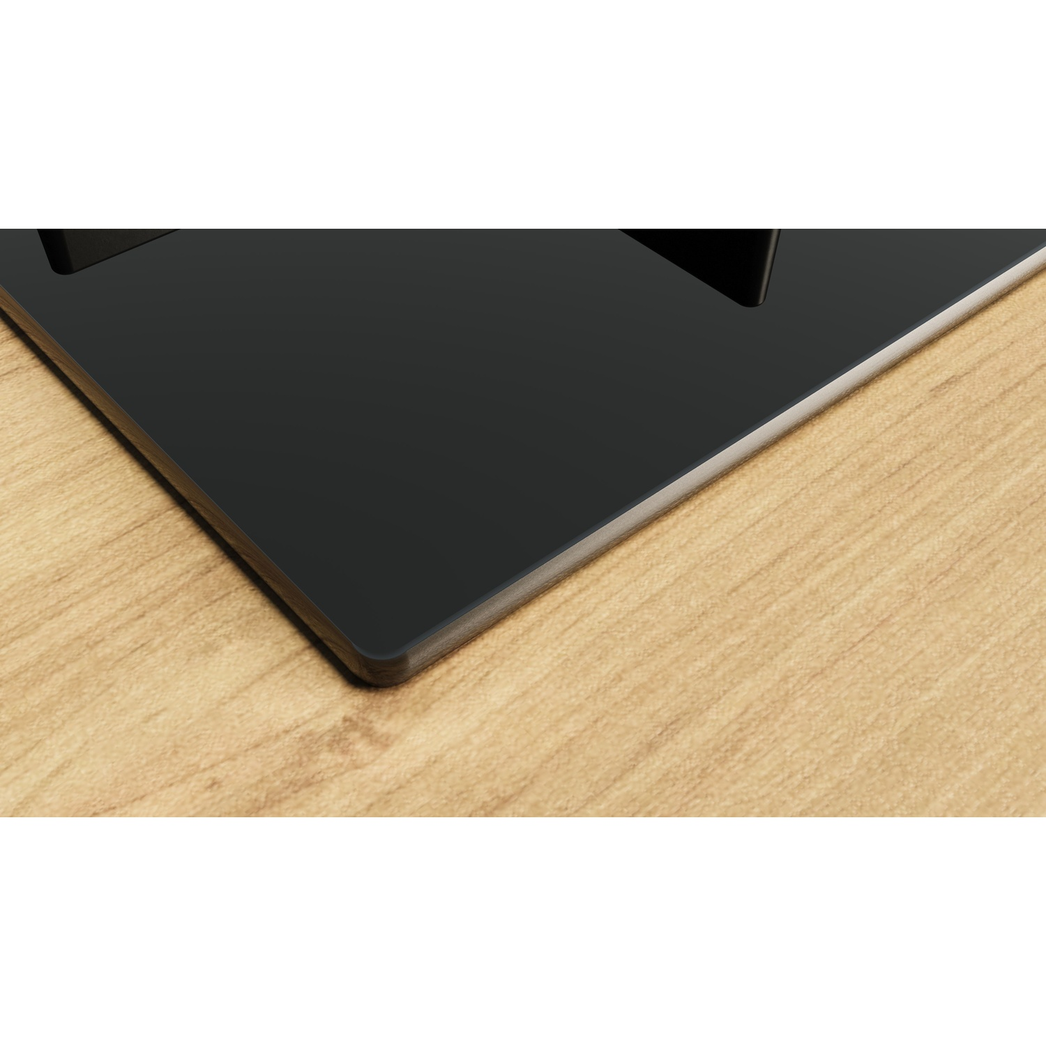 Primo piano di un piano cottura nero su legno, che mostra il bordo.