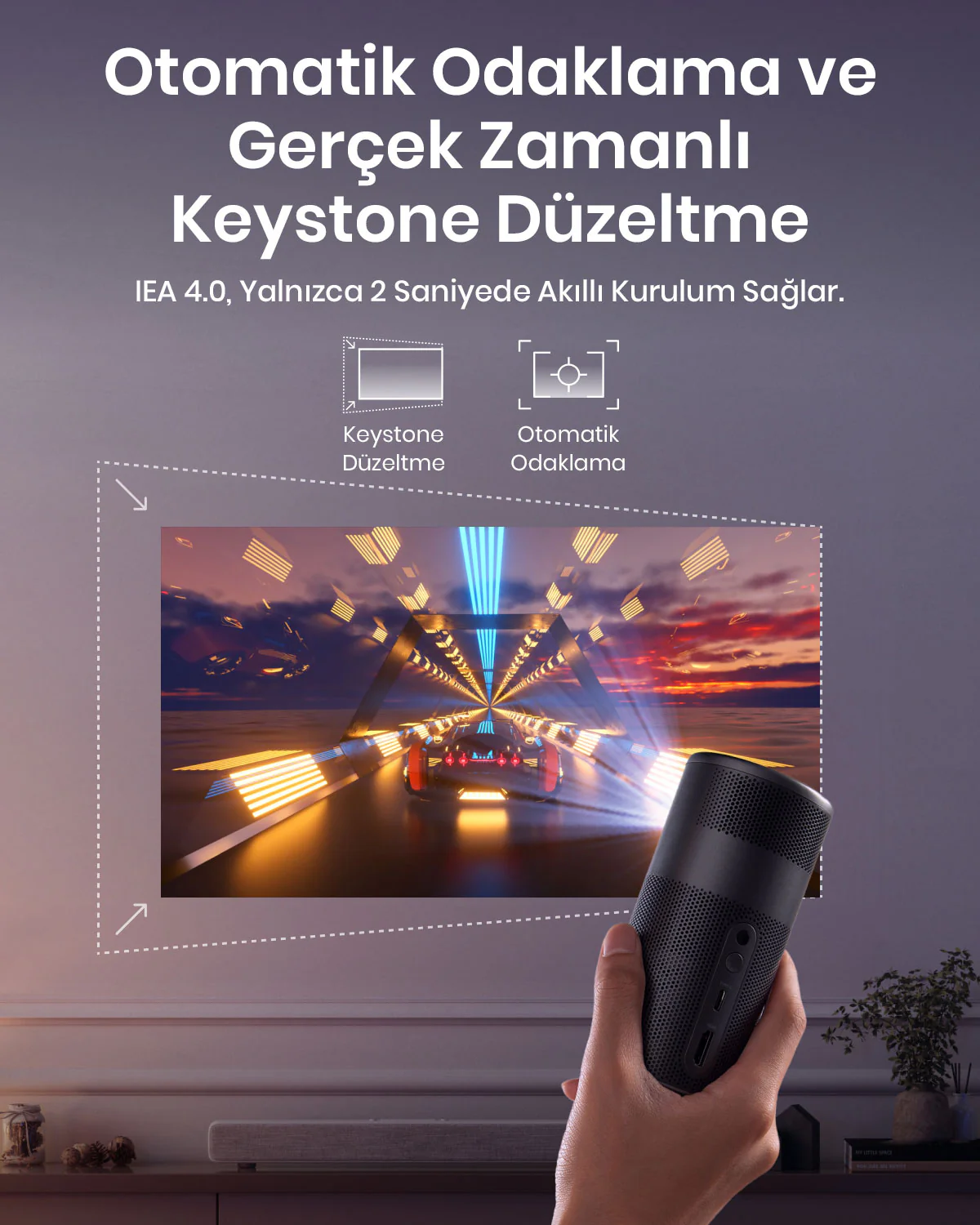 Siyah bir projektör, bir duvara görüntü yansıtıyor. Arayüz, odak ve yamuk düzeltme ayarlarını gösteriyor.