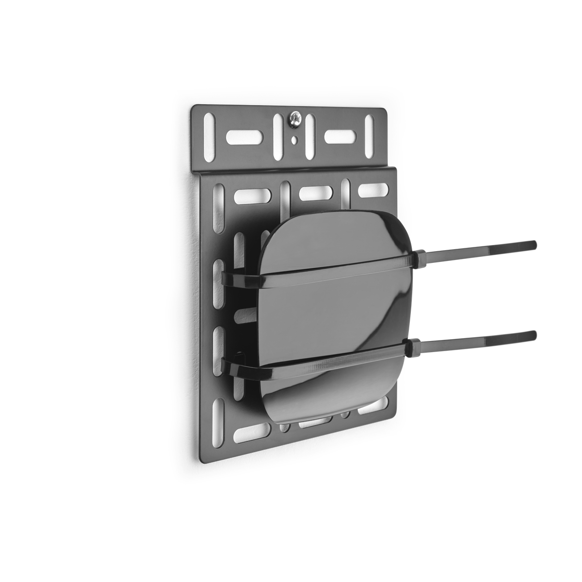 Schwarze Metallhalterung mit einem abgerundeten, schwarzen rechteckigen Objekt. Weißer Hintergrund.