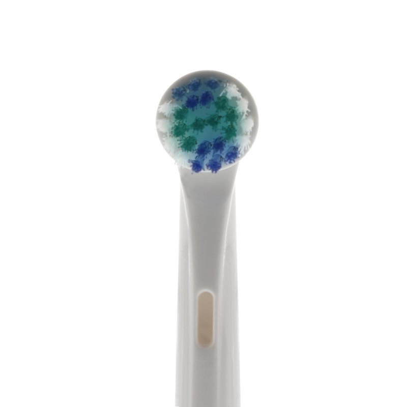 Primer plano del cabezal de un cepillo de dientes blanco con cerdas azules y verdes sobre fondo blanco.