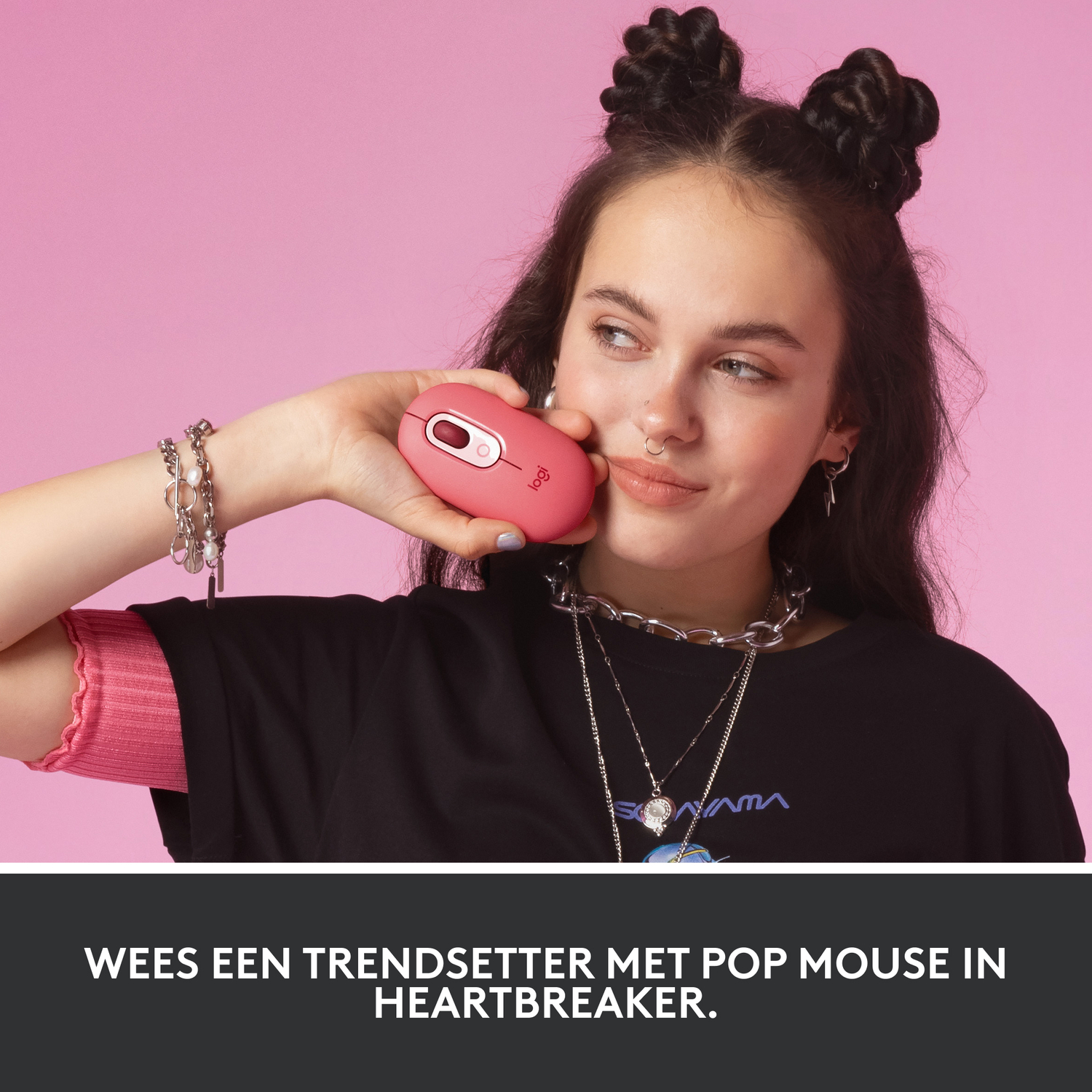 Een vrouw die een roze Logitech Pop-muis vasthoudt, met tekst eronder in het Nederlands.