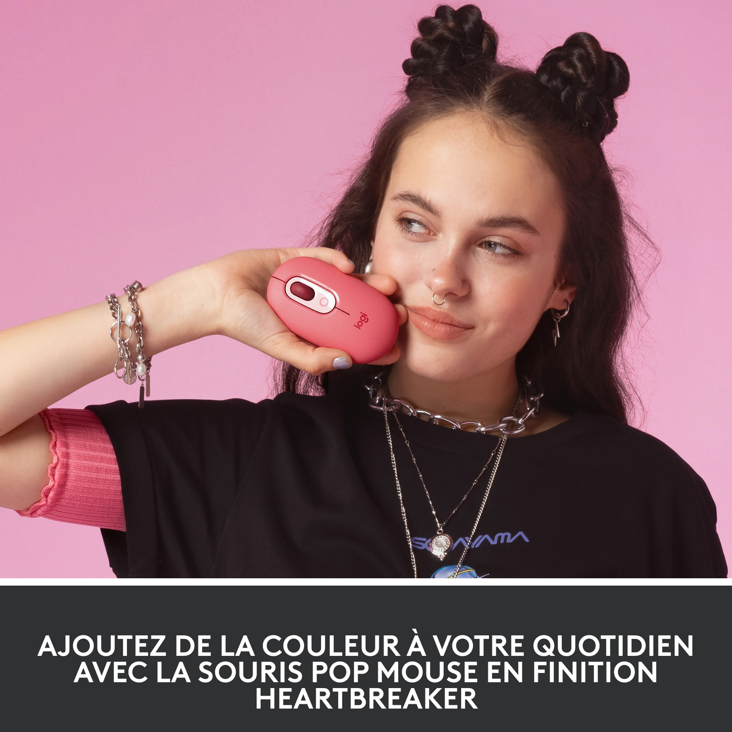 Jeune femme tient une souris rose près de son visage. Texte : Ajoutez de la couleur au quotidien.