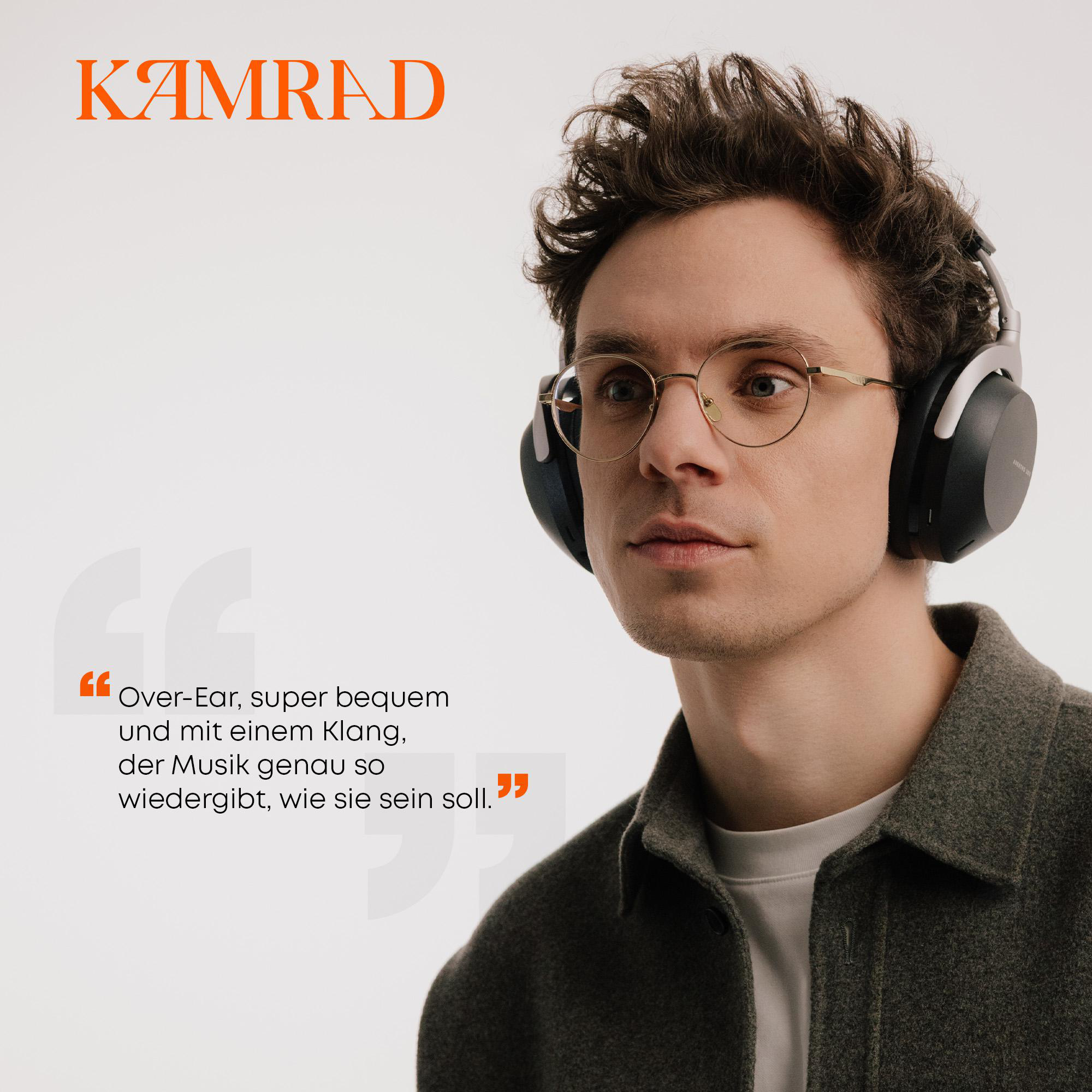 Ein Mann mit Kopfhörern. Er hat eine Brille und eine Sprechblase mit Text über Klangqualität.