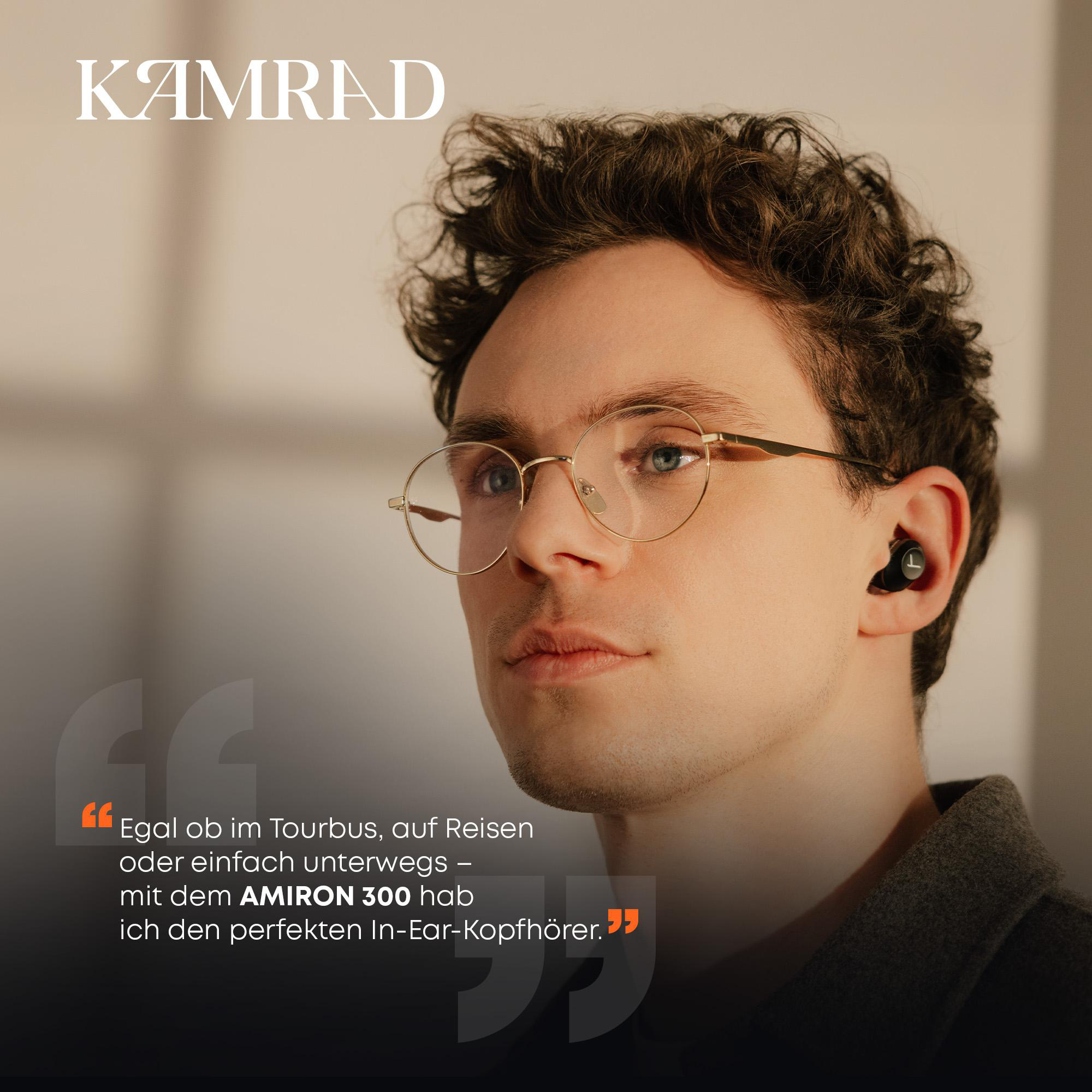 Mann mit Brille und Ohrhörern, Text auf Deutsch über In-Ear-Kopfhörer. Weißer Hintergrund.