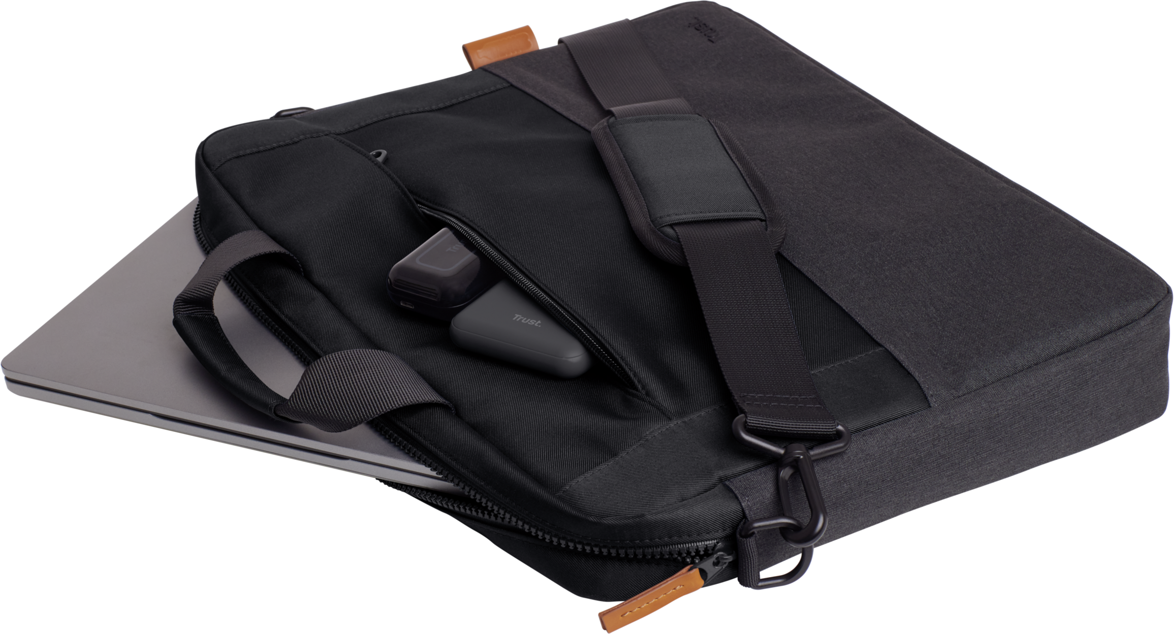 Fekete laptop táska nyitva. Tartalmaz egy laptopot, egy kis fekete tokot és egy szürke tárgyat.