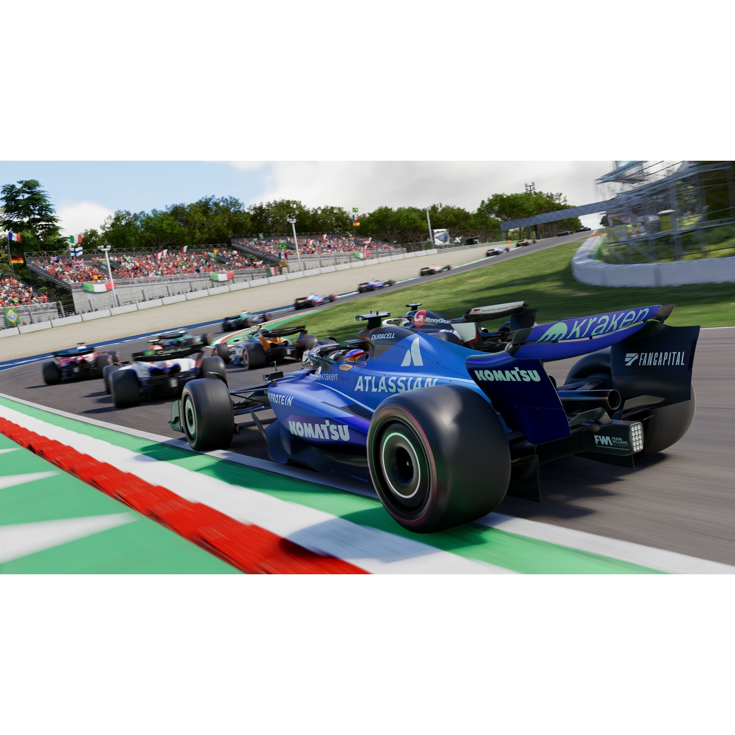 Un'auto da corsa blu che sfreccia su una pista con altre auto, e una folla che guarda sullo sfondo.