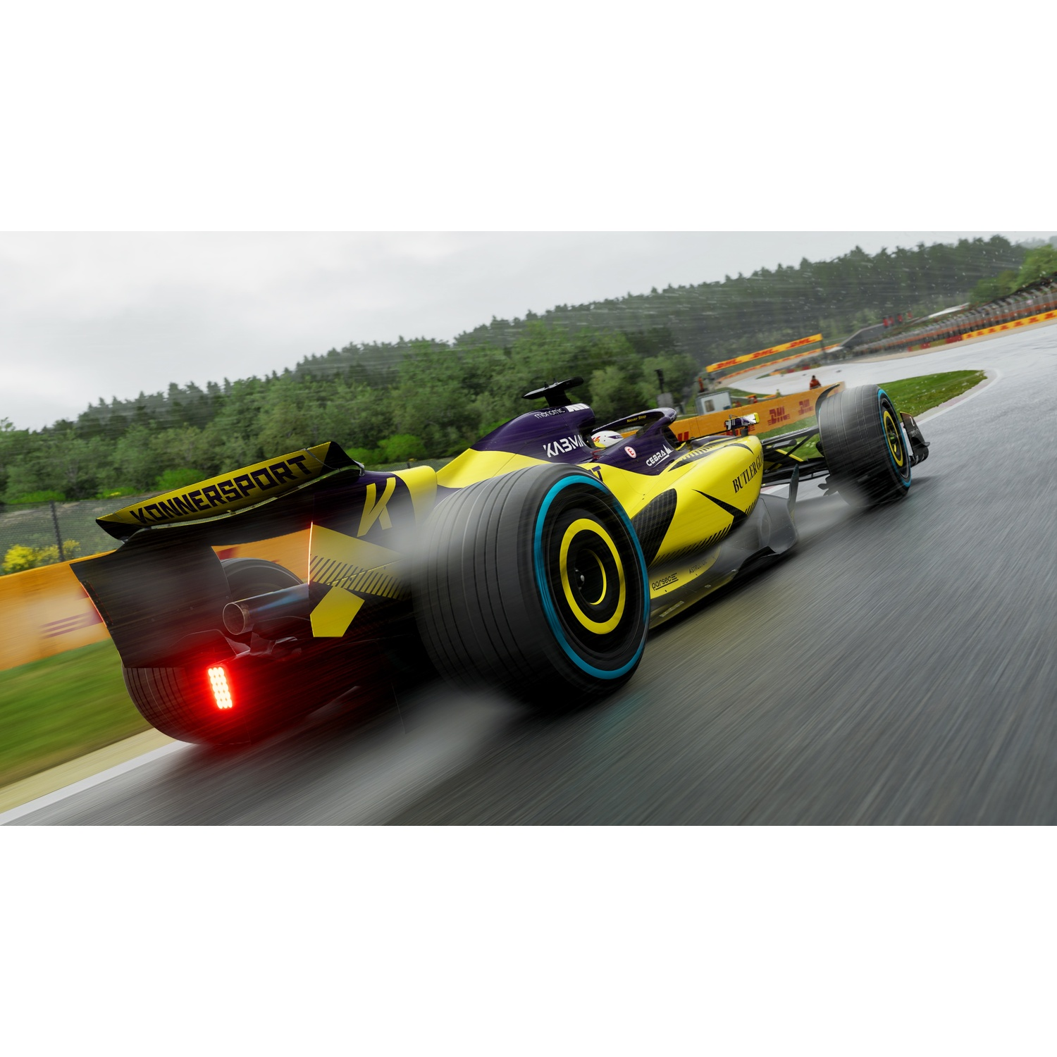 Un'auto da corsa di Formula 1 in pista, sfondo sfocato. L'auto è gialla e nera.