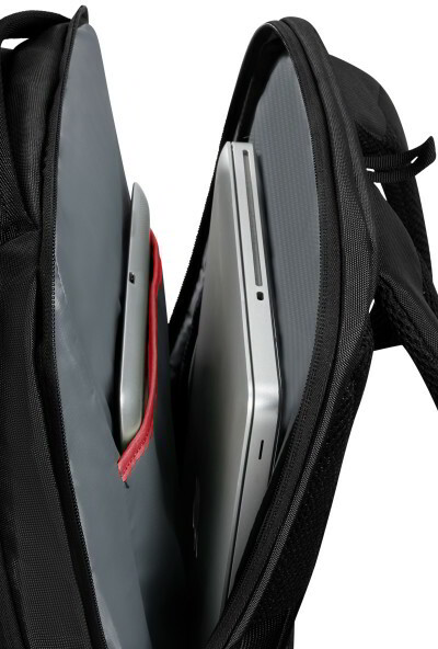 Egy hátizsák egy tablettel és egy laptop-pal benne. Piros zseb látható.