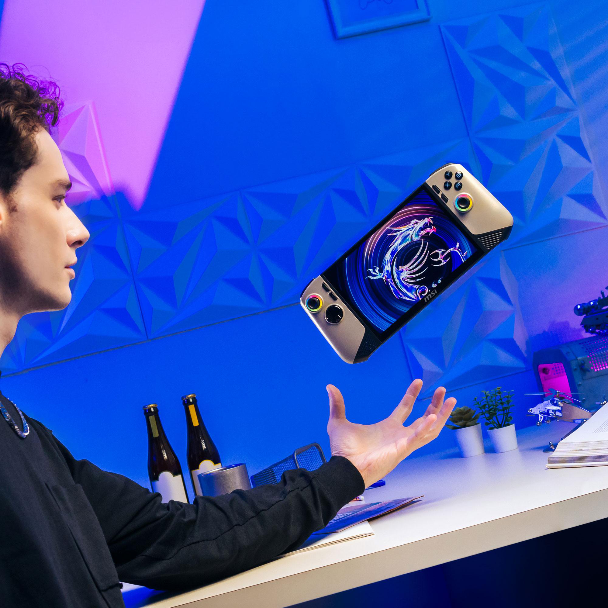 Person schaut auf ein Handheld-Spielgerät. Das Gerät hat einen Bildschirm.