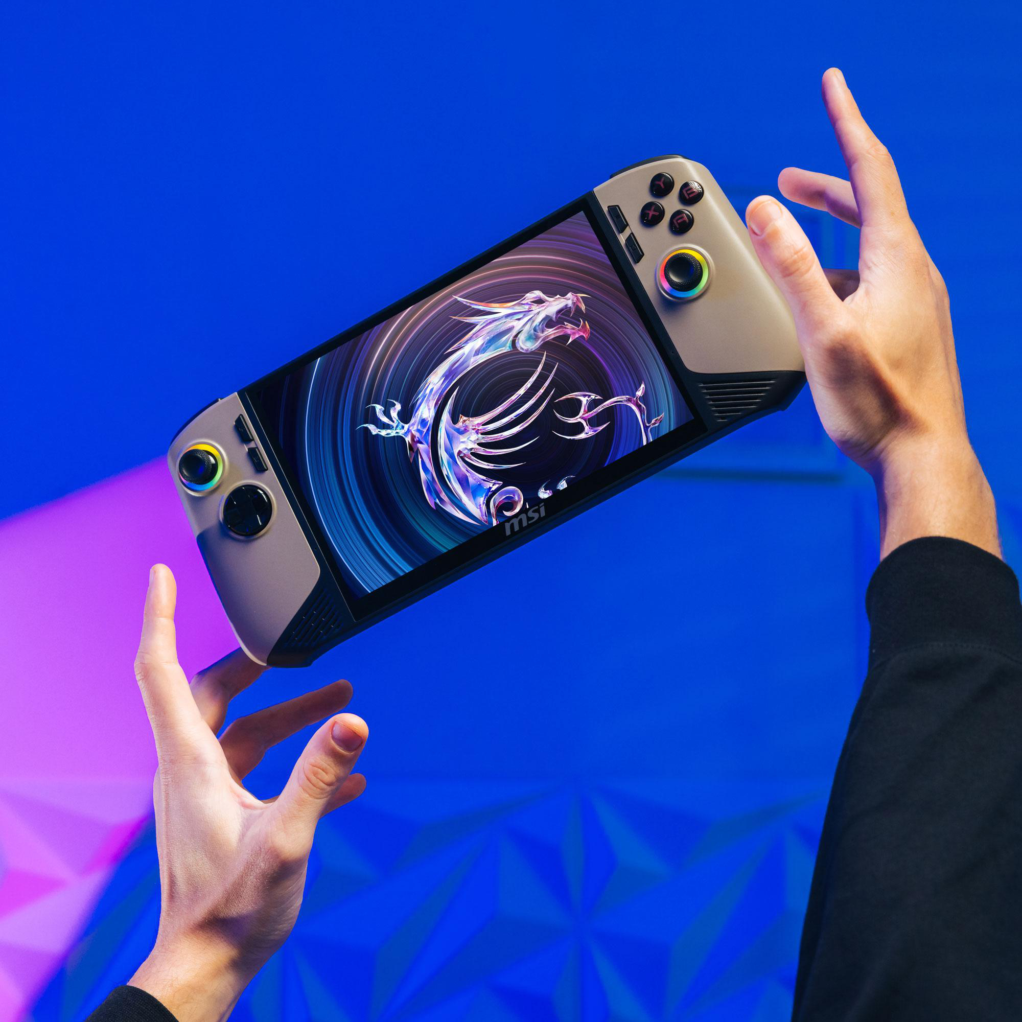 Hände halten ein Gaming-Gerät mit Drachen-Display.