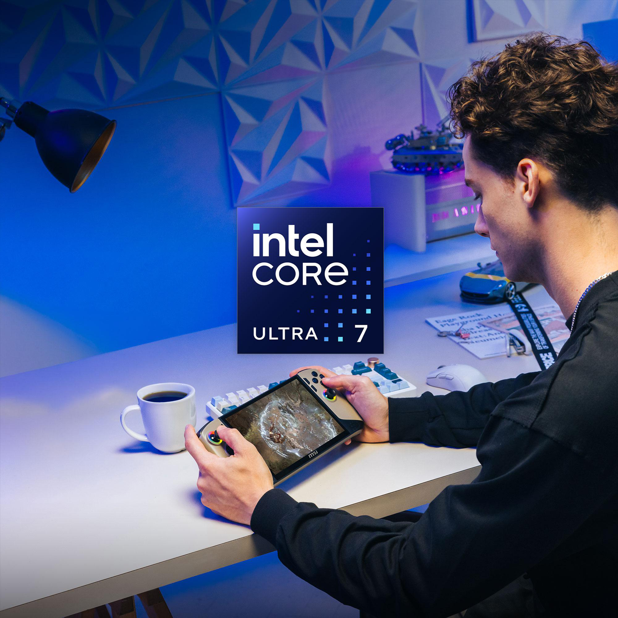 Eine Person hält ein Tablet mit einem Spiel. Intel Core Ultra 7 Logo im Hintergrund.