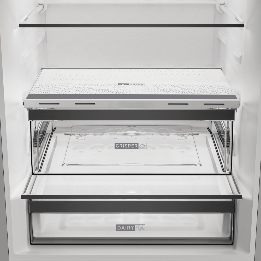 Nyitott hűtőszekrény belső, átlátszó fiókokkal, melyek a 'CRISPER' és 'DAIRY' feliratokat viselik.