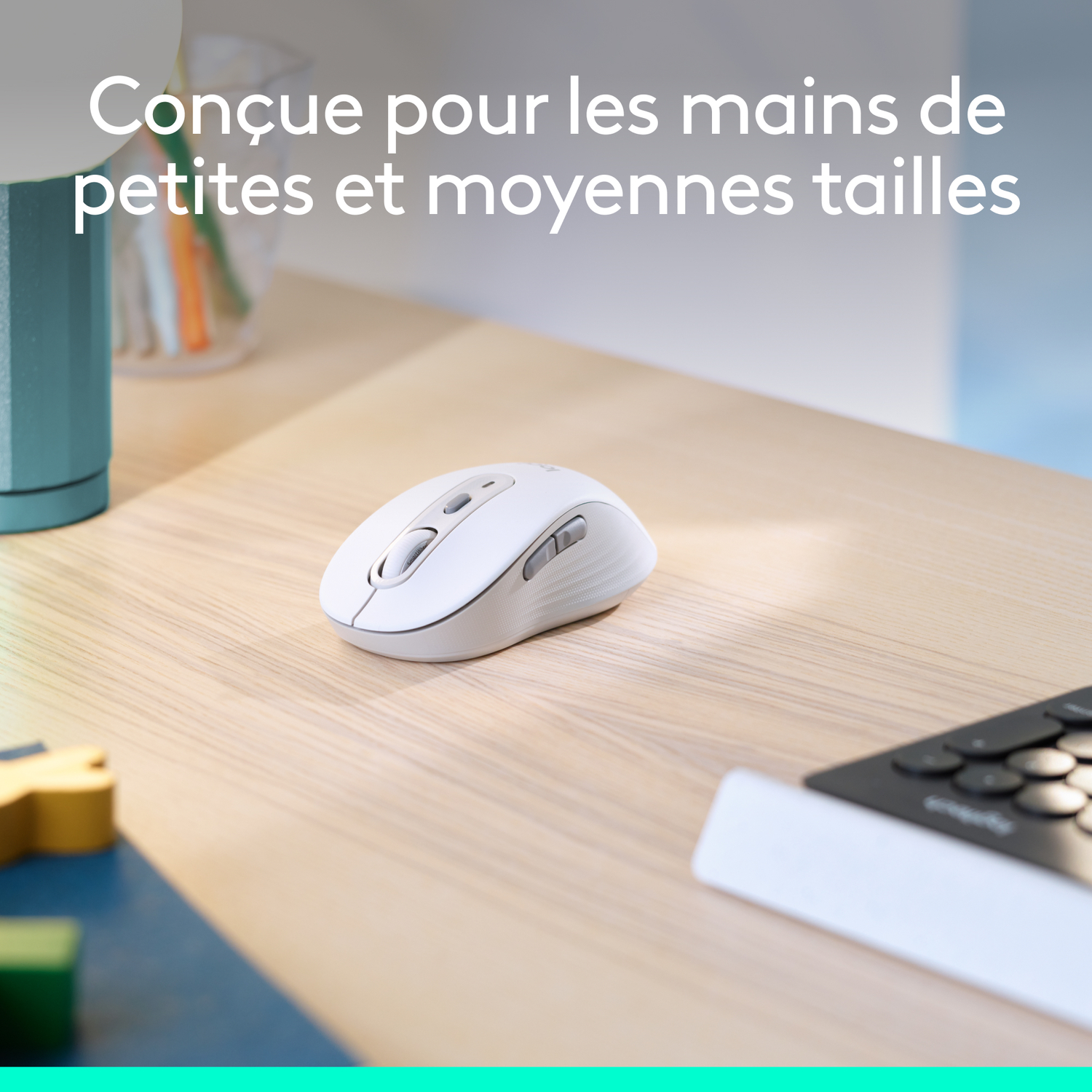 Souris d'ordinateur blanche sur un bureau en bois, avec du texte en français au-dessus.