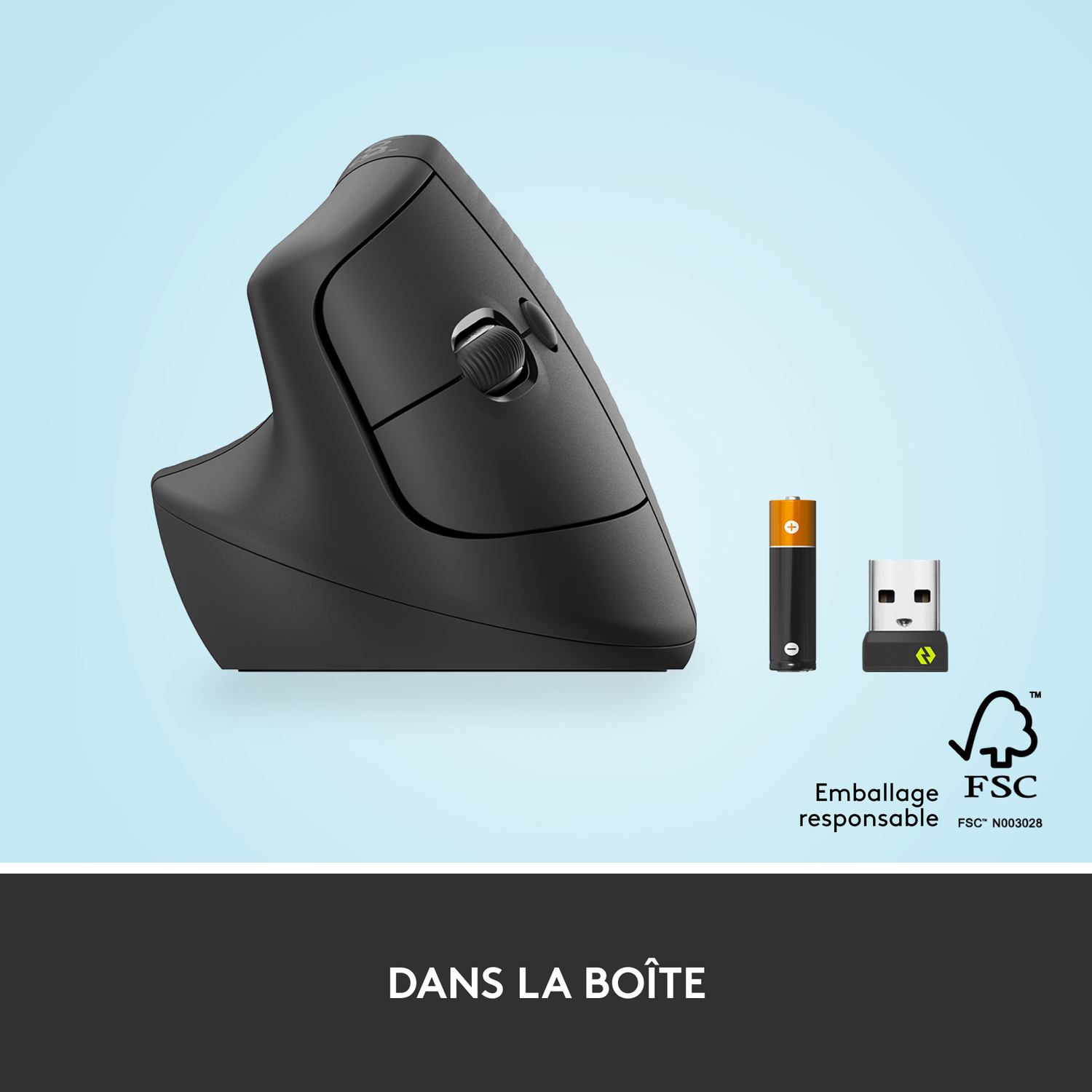 Souris ergonomique noire, batterie et récepteur USB sur fond bleu clair.