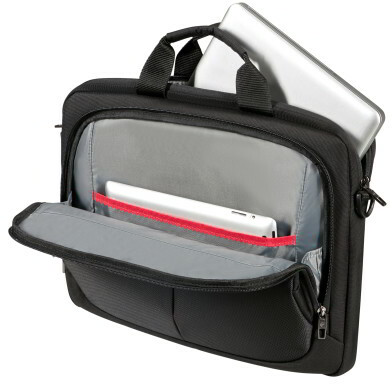 Fekete laptop táska nyitva, laptopot és tabletet mutat benne, fehér háttérrel.