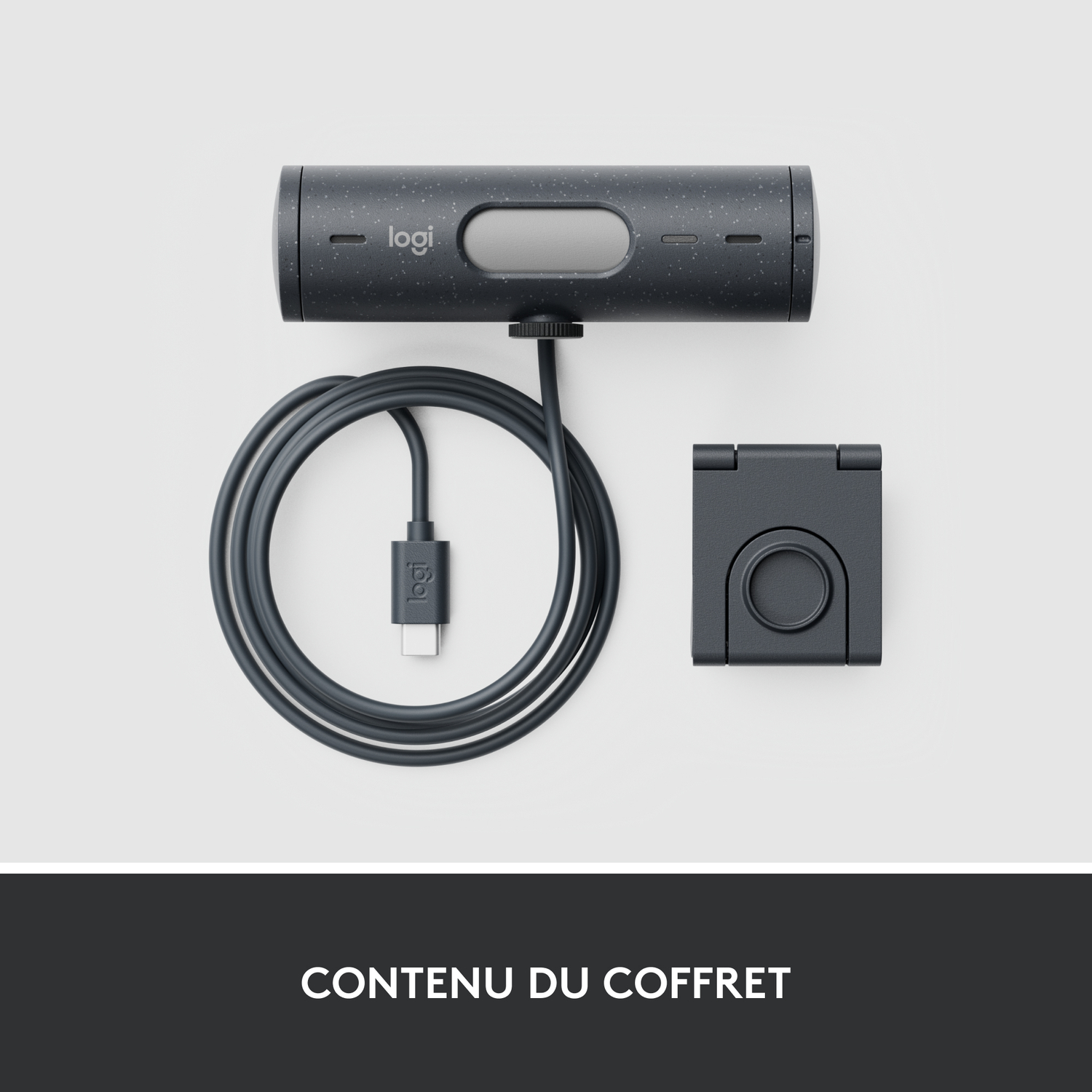 Webcam avec cordon et support. Tous les éléments sont noirs.