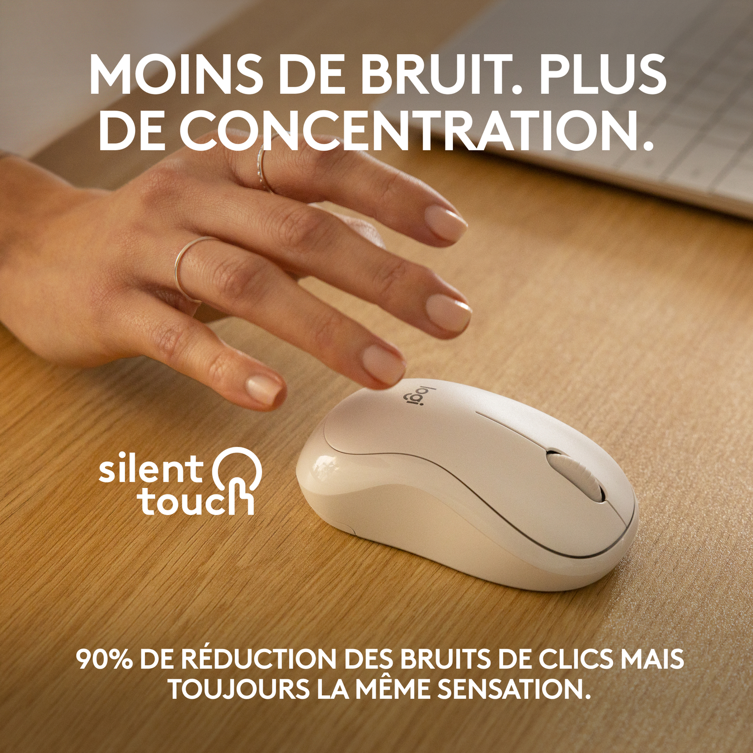 Une souris blanche sur un bureau en bois avec du texte sur moins de bruit.