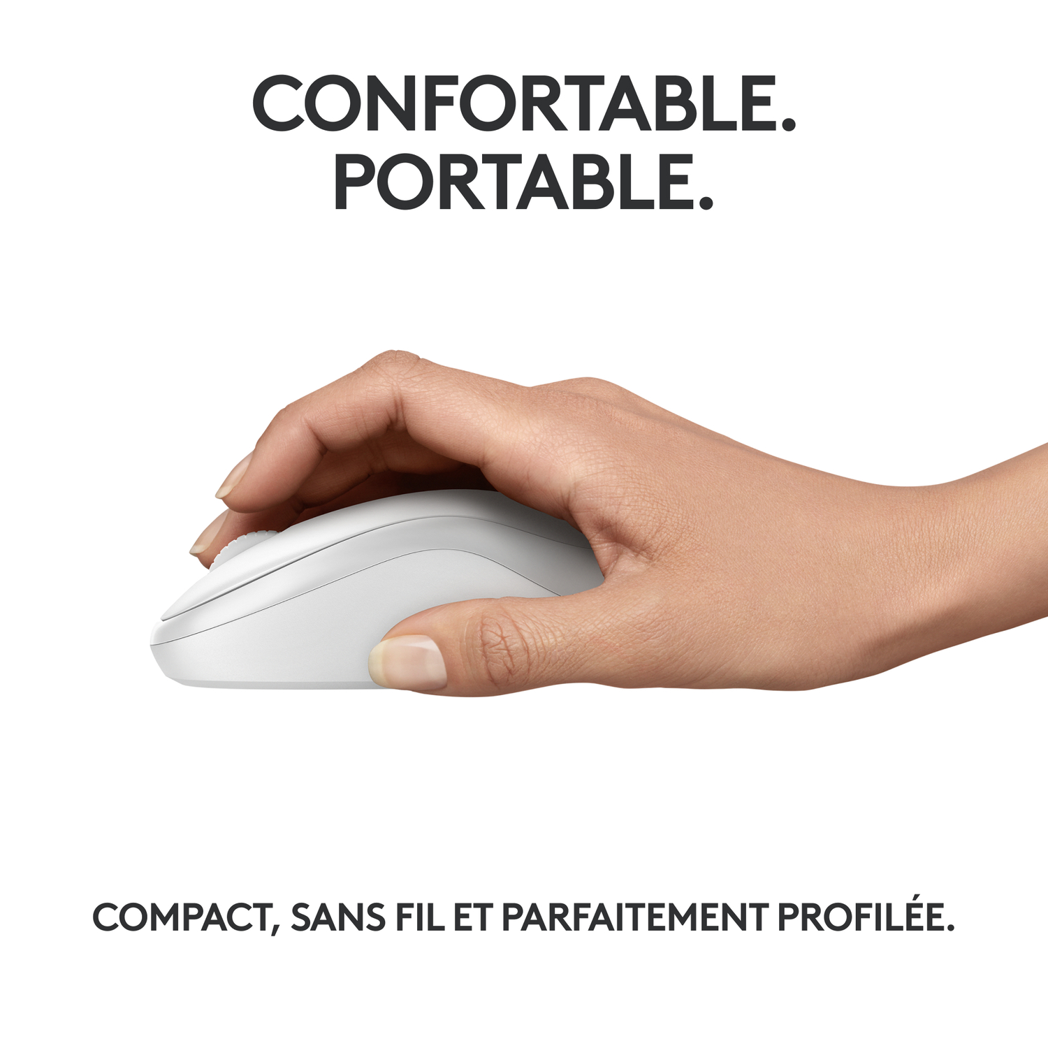 Main tenant une souris blanche. La souris est sans fil et de forme incurvée.