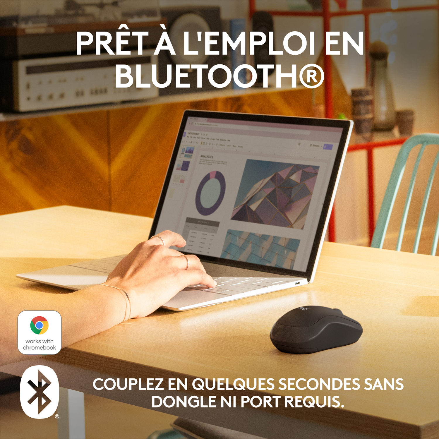 Femme utilisant un ordinateur portable avec une souris noire sur une table en bois.