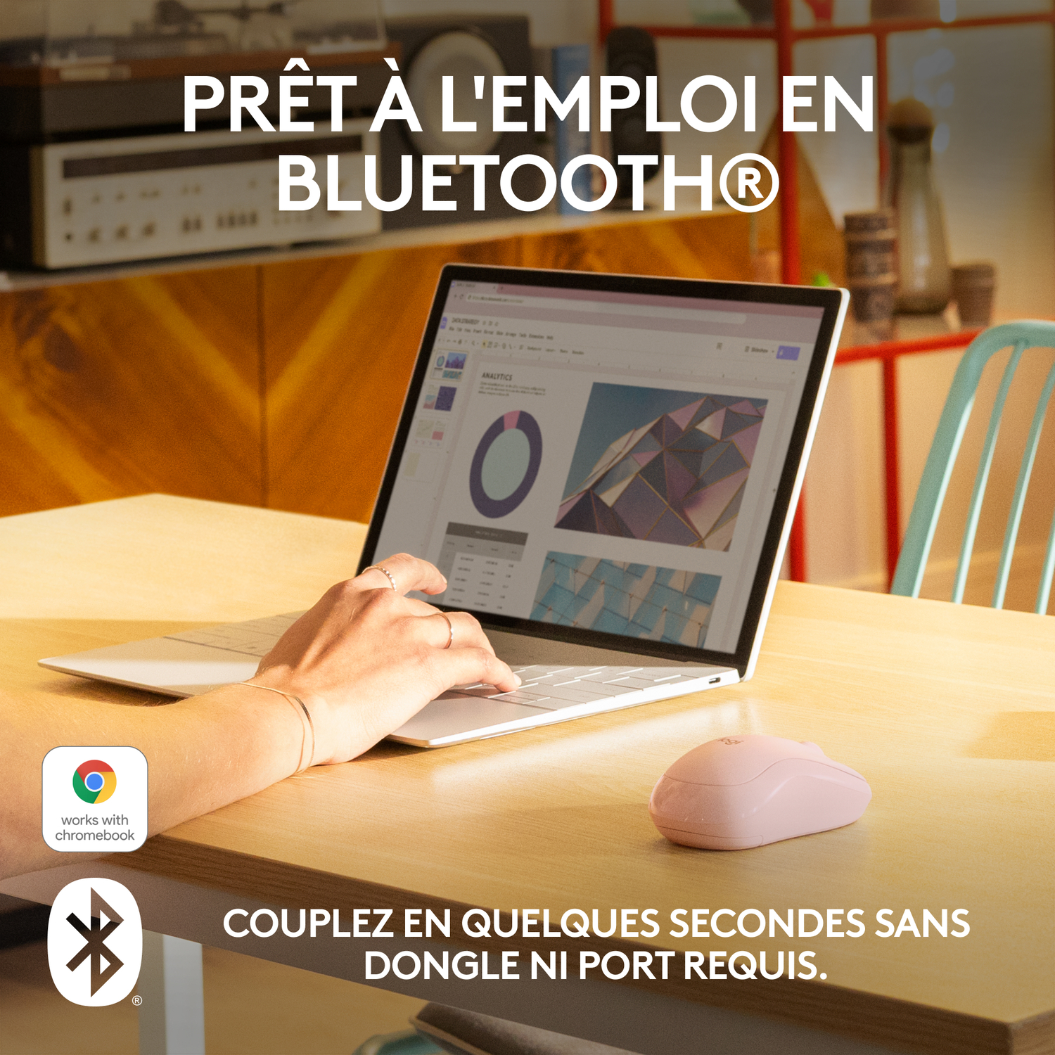 Une femme utilise un ordinateur portable. Une souris sans fil est à côté de l'ordinateur portable sur une table en bois.