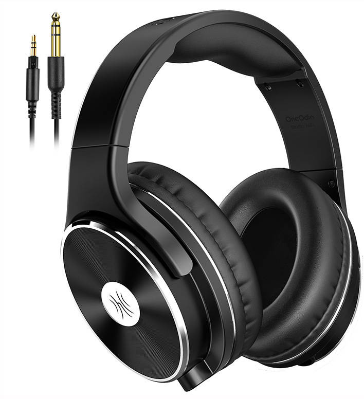 Fekete fejhallgató ezüst szegéllyel és két audio csatlakozóval. A fejhallgató fehér háttéren van.