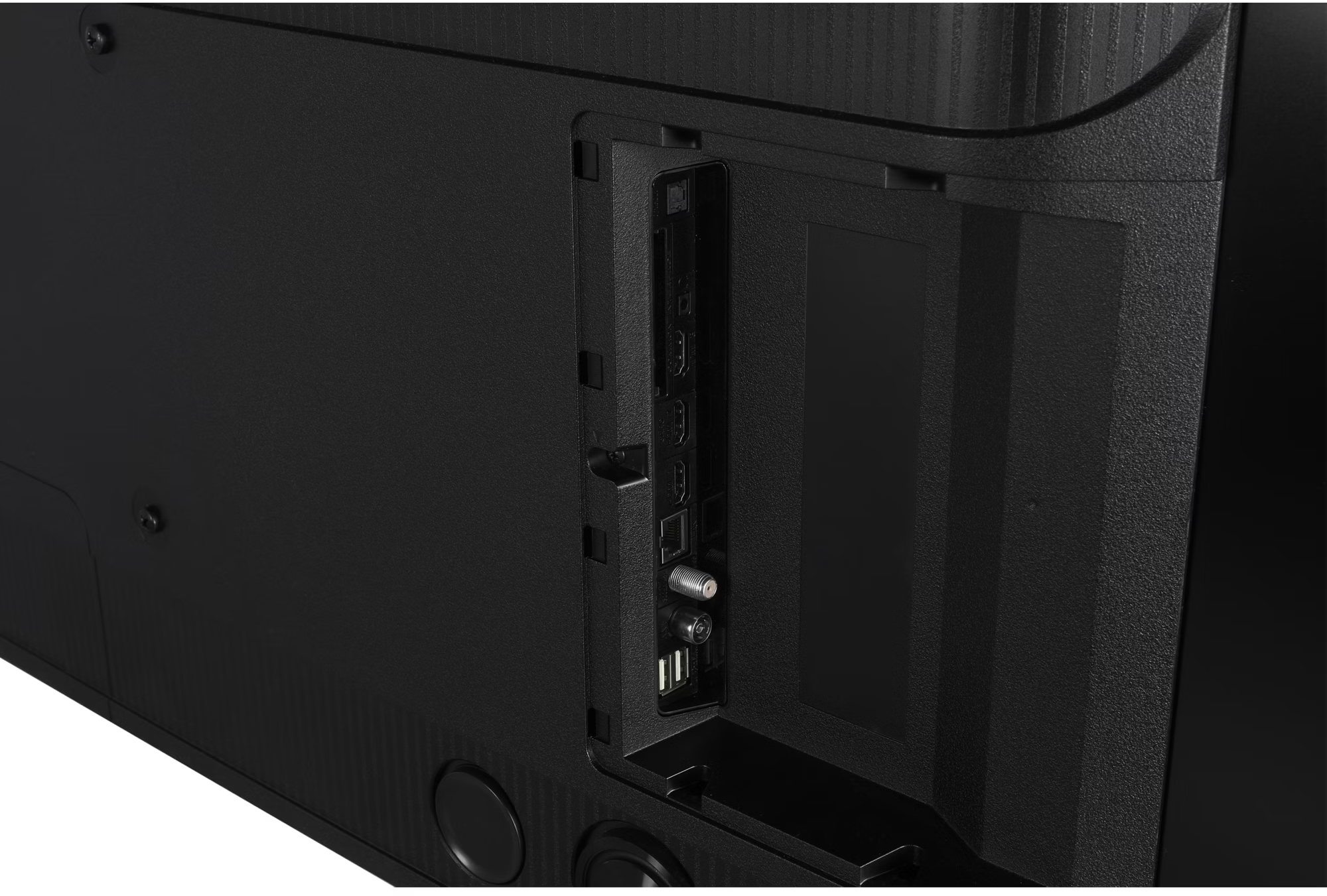 Nahaufnahme der Anschlüsse auf der Rückseite eines schwarzen Fernsehers. Enthält HDMI und andere Anschlüsse.