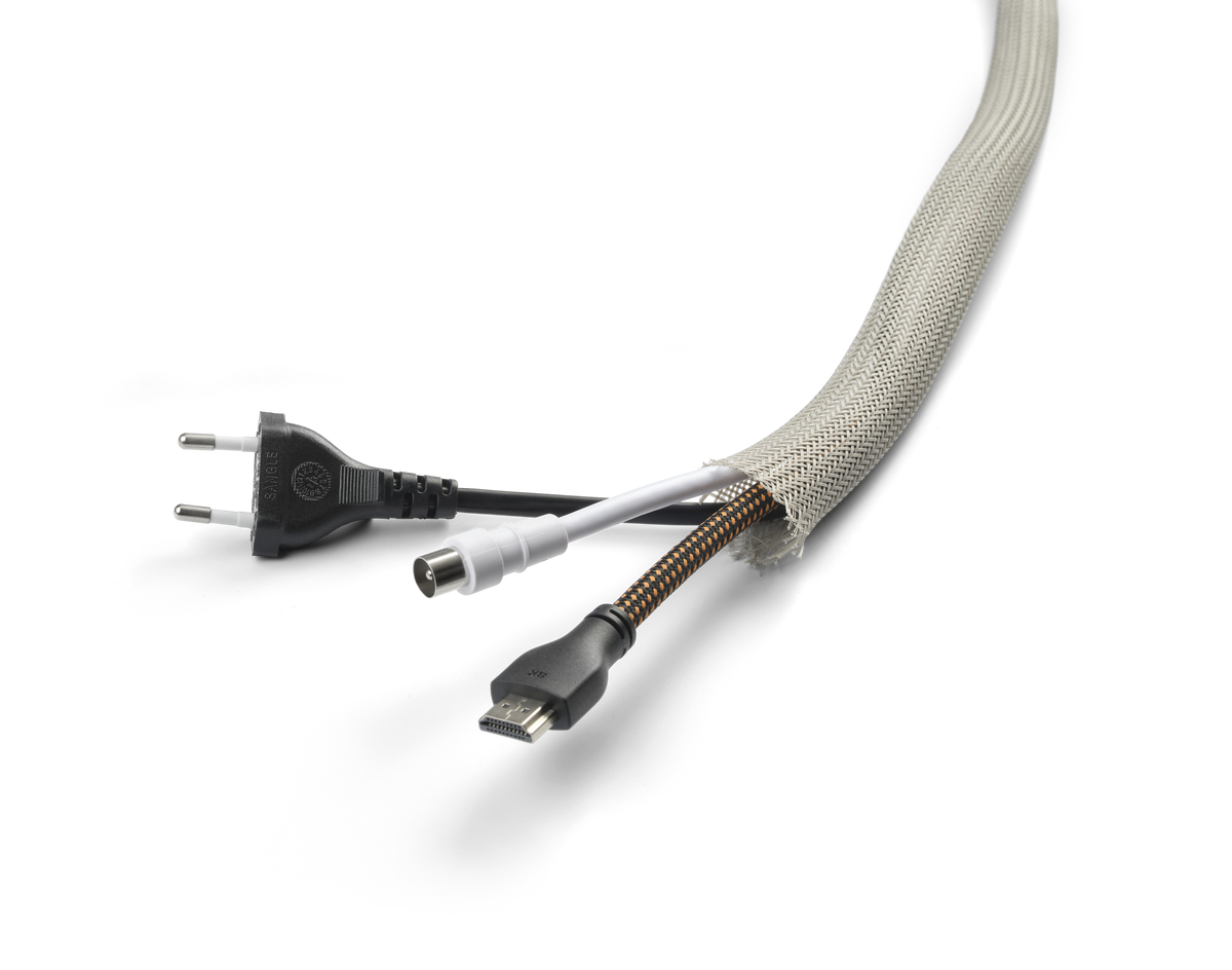 Kabel in einem grauen Stoffschacht, mit einem Netzstecker, einem Videoanschluss und einem HDMI-Anschluss.