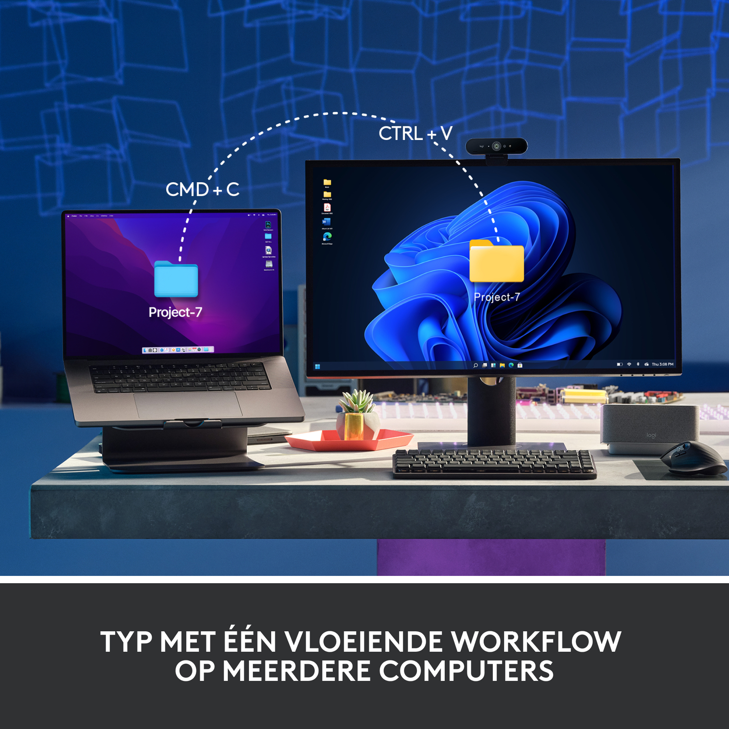 Twee laptops en monitor. Eén laptop open, andere dicht. Tekst op de monitor.
